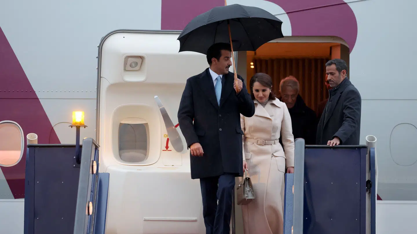 Emir Sheikh Tamim bin Hamad al-Thani og hans hustru Sheikha Jawaher bint Hamad bin Suhaim Al-Thani ankom til London tirsdag i silende regn.