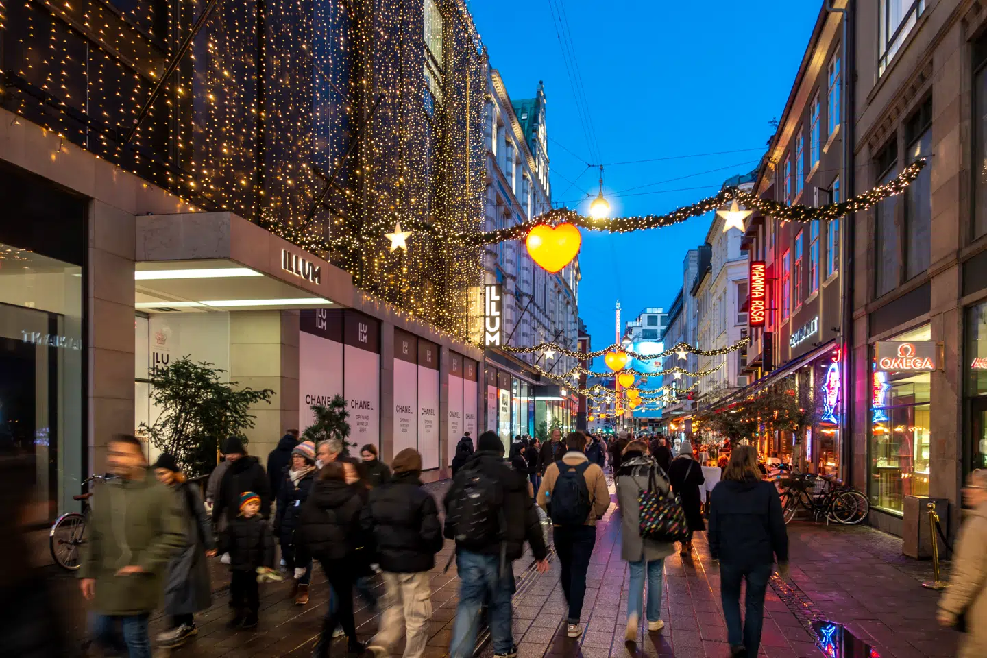Danskerne kan gå på julehandel med vished om, at 3. kvartal bød på den højeste årsvækst siden 2006. Dengang røg den danske økonomi ind i en solid overophedning. Økonomer fremhæver, hvorfor situationen er helt anderledes i dag. Arkivfoto.