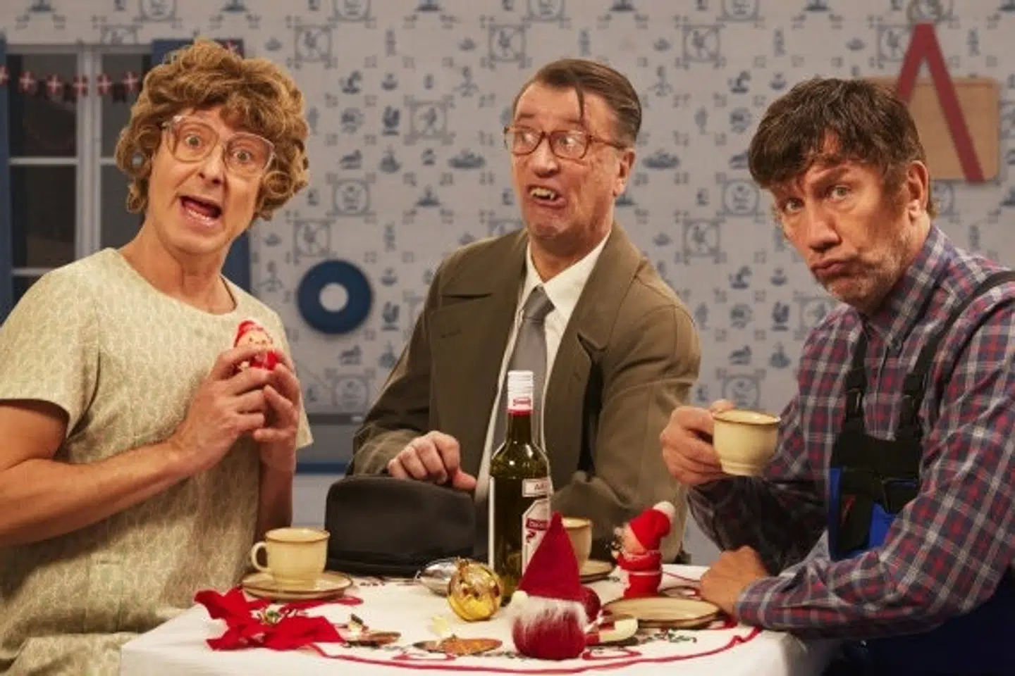 Det er Christian Damsgaard (til venstre), Gordon Kennedy (i midten) og Jesper Lohmann (til højre), der spiller rollerne som blandt andre ægteparret Oluf og Gertud Sand samt Benny, når "The Julekalender" skal spille i Glassalen i Tivoli. (PR-foto).