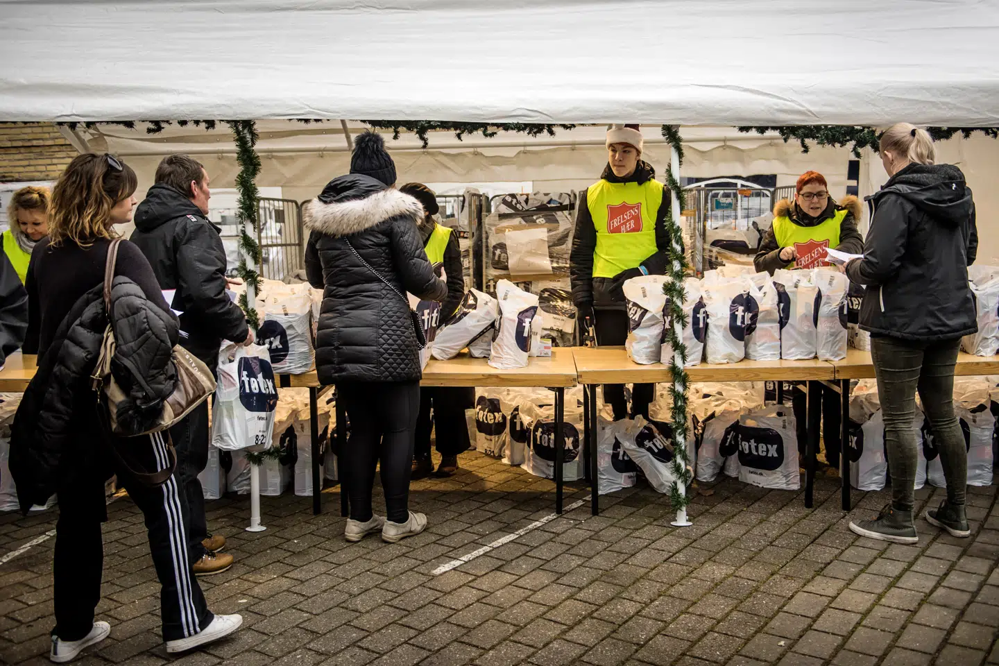 Efter flere års fald stiger antallet af børn, der vokser op i fattigdom, nu fra 47.200 i 2022 til 49.543 i 2023, skriver Ninna Thomsen. Julehjælp deles ud hos Frelsens Hær i København.