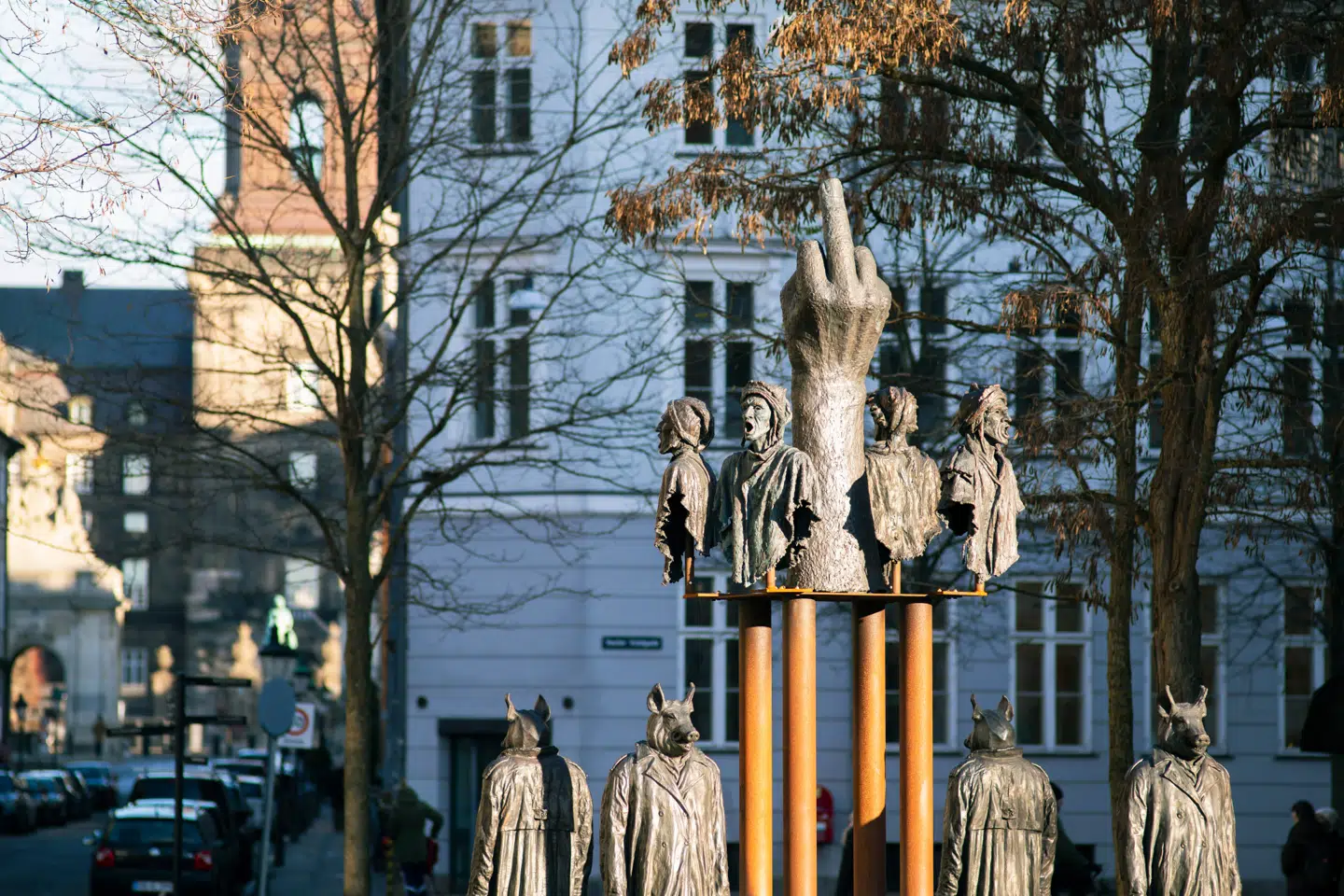 I 2021 forærede billedhugger Jens Galschiøt skulpturen 'Dante i dialog med det 21. århundrede – Fuck Q-Park' til beboerne på Dantes Plads for at støtte deres kamp mod parkeringspladser. Foto: Christian Lindgren, Scanpix