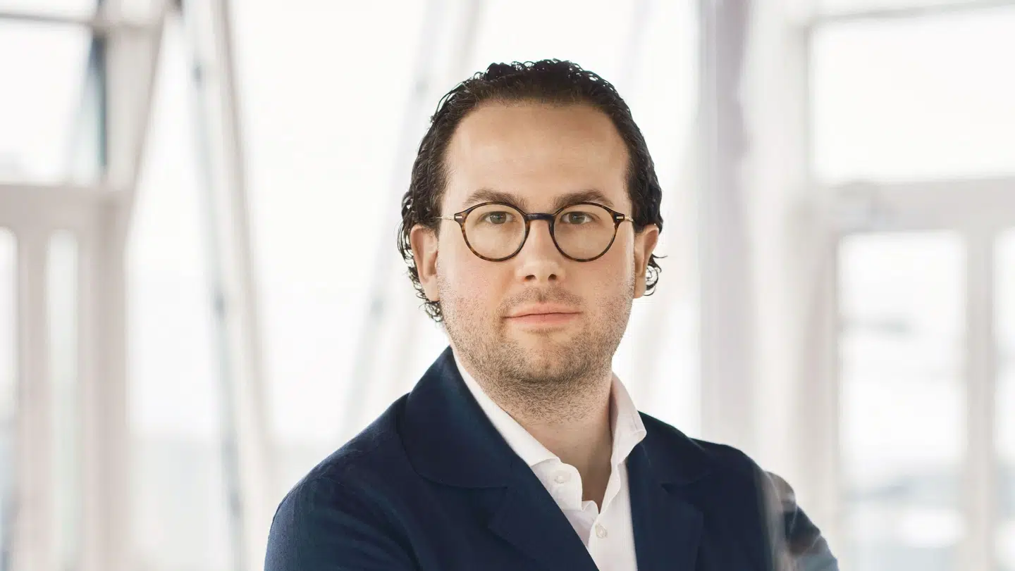 Oskar Ehlert Barner Bernhardtsen, investeringsstrateg i Saxo Bank, reagerer på de store kursfald i USA.