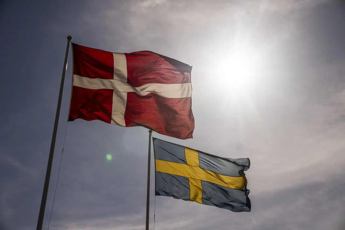 Fra 1. januar næste år vil det være forbudt at flage med andre landes flag end det danske i Danmark. Der er dog en lang række undtagelser, og blandt andet vil det fortsat være tilladt at hejse et svensk flag op i en flagstang. (Arkivfoto).
