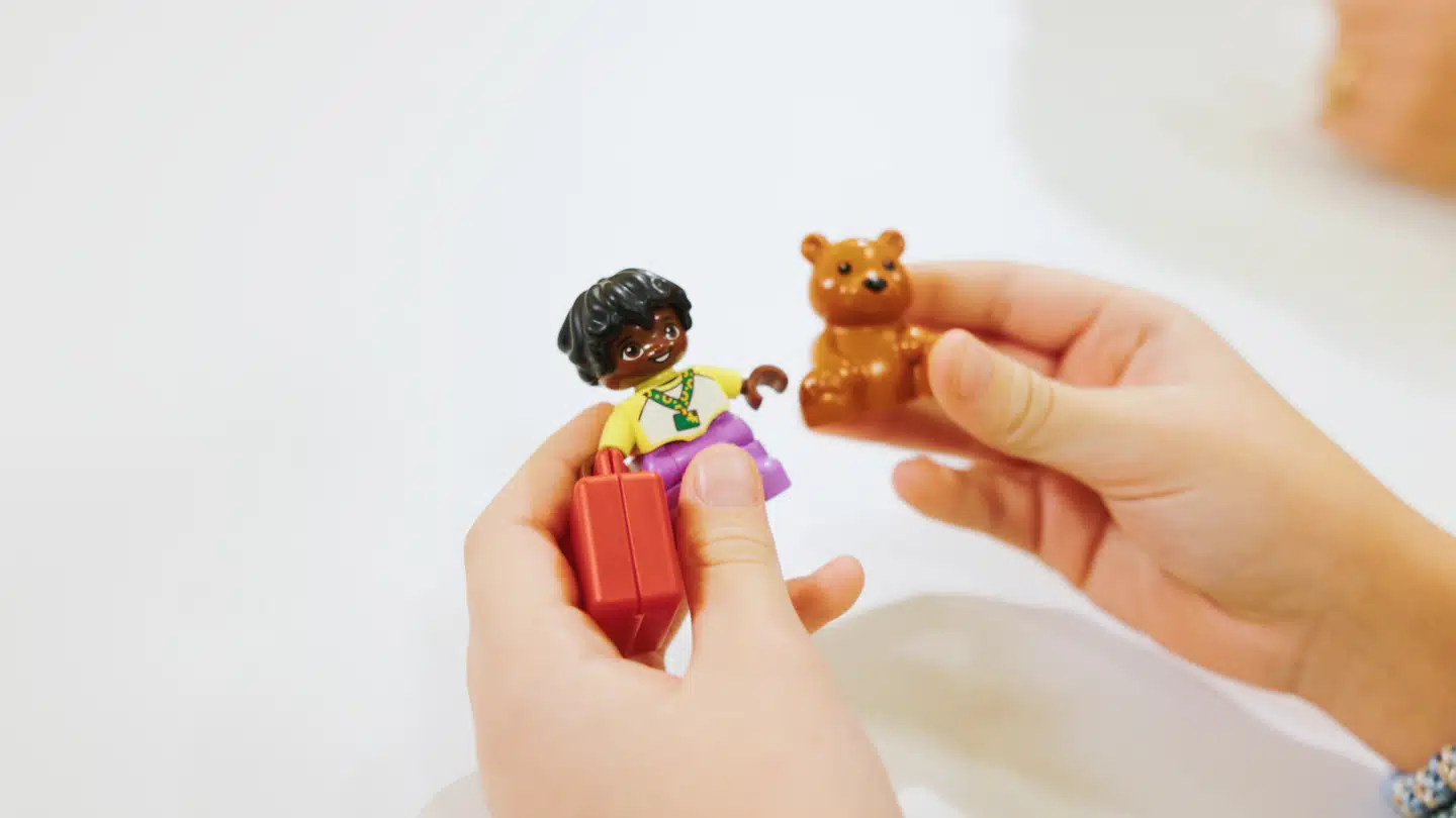 Den er efterhånden blevet et genkendeligt syn i det danske land, men nu skal solsikkesnoren også på LEGO-figurer.