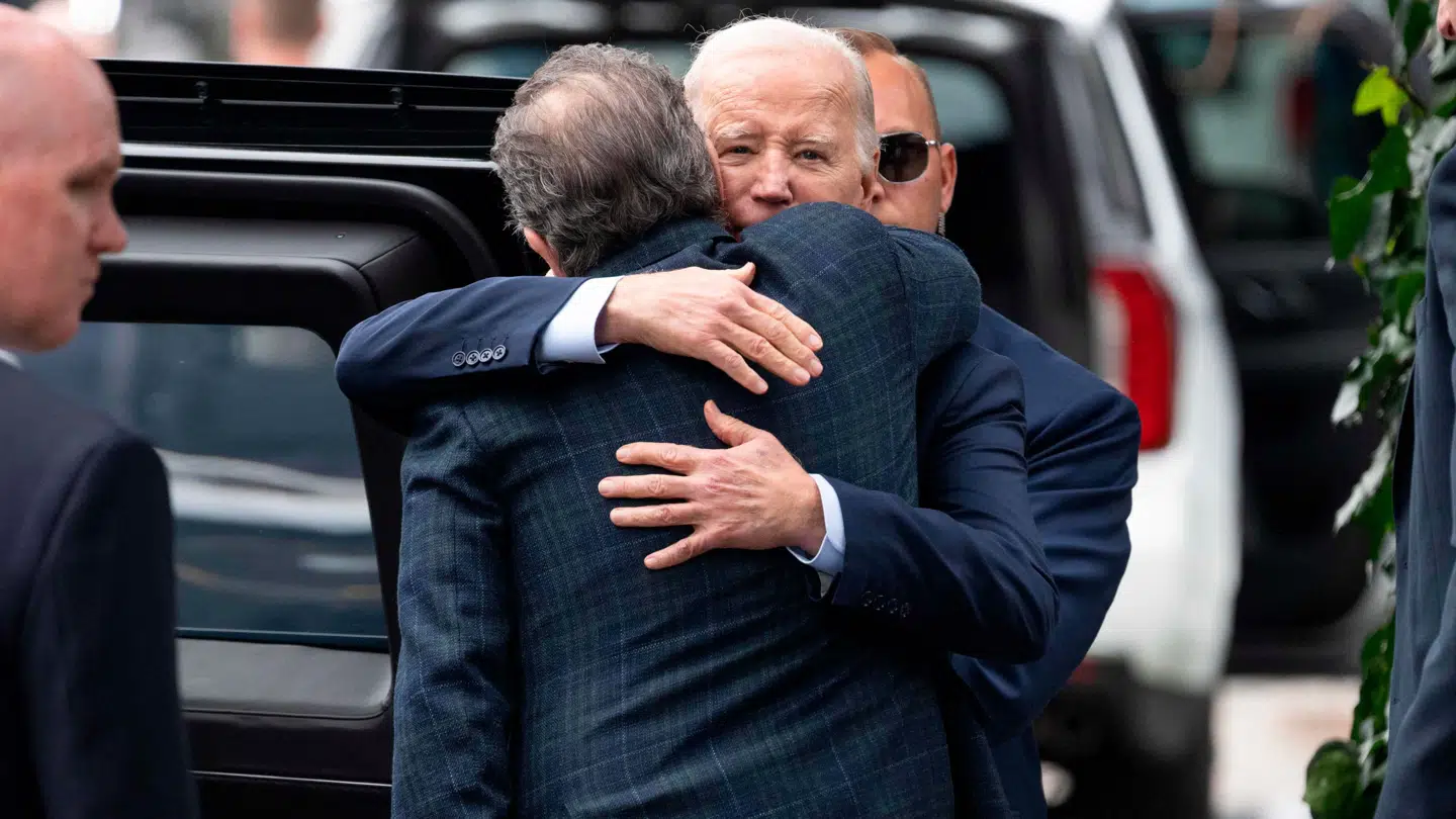 Joe Biden i omfavnelse med sin søn Hunter Biden 1. december i år. Biden har benådet sin søn. Og det har skabt voldsom ballade.