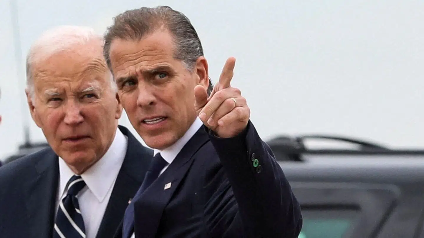 Hunter Biden med sin far, USAs præsident Joe Biden, da sønnen var blevet fundet skyldig i sagen om ulovlig våbenbesiddelse i sommer.