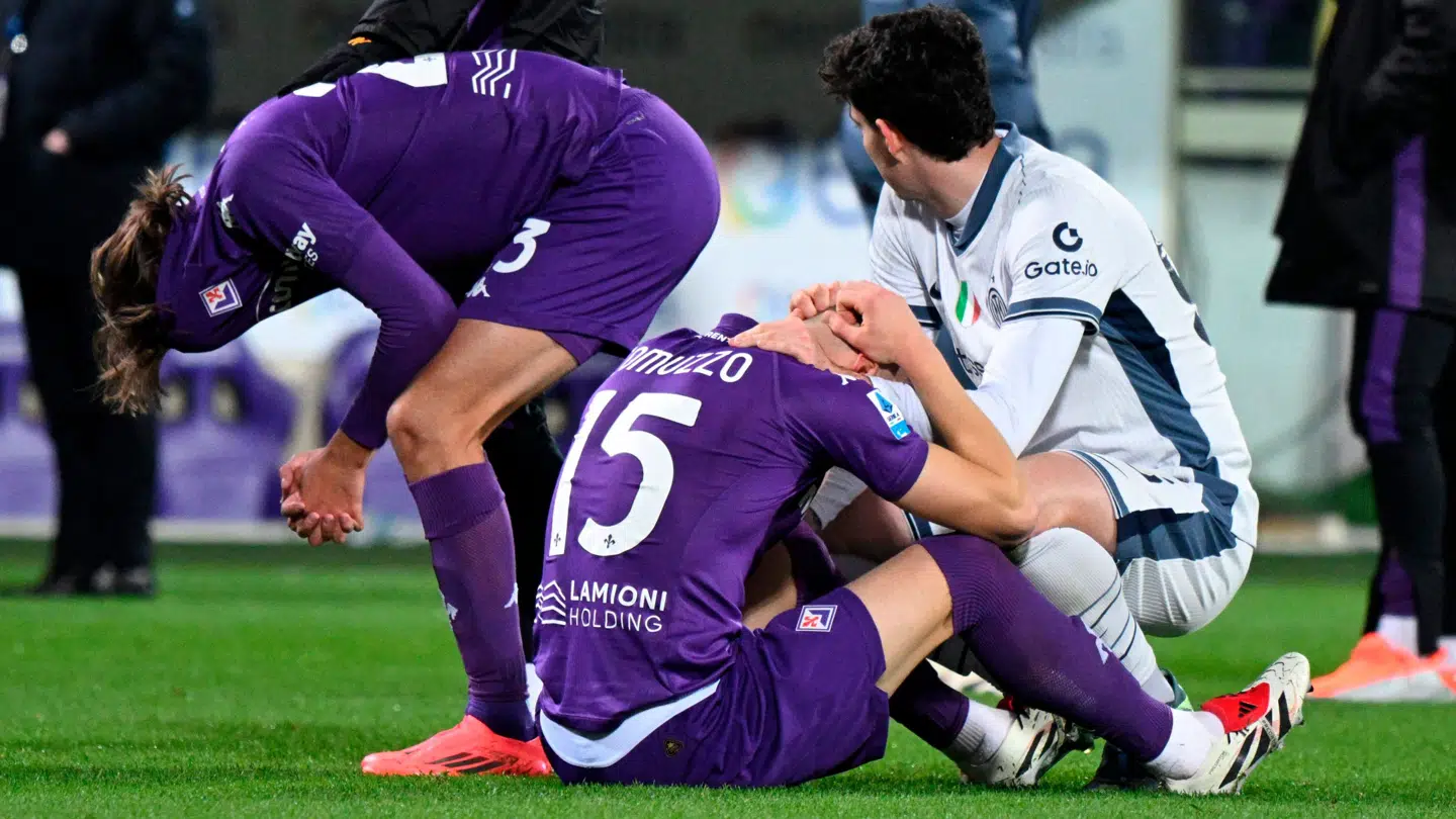Fiorentina-spillerne Andrea Colpani og Pietro Comuzzo kunne nærmest ikke være i deres egen krop efter de frygtelige scener. Ved siden af sidder Inters Alessandro Bastoni.