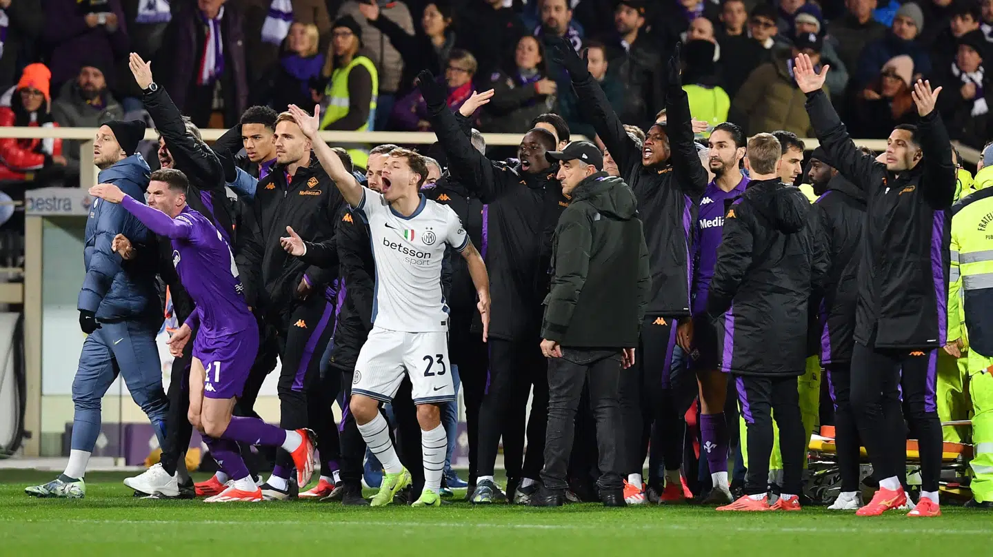 Spillerne reagerede kraftigt, da Edoardo Bove faldt om på banen og råbte efter hjælp. Der blev også fældet en del tårer.