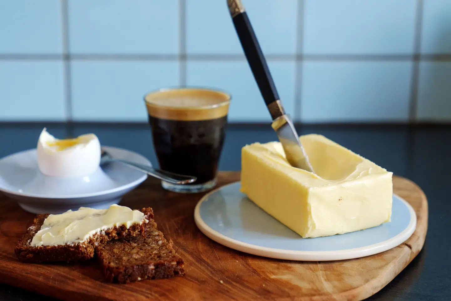 Thomas Castberg siger, at han skulle stå i en hytte i Nordnorge, have nedlagt en rensdyr med de bare næver og af en eller anden grund kun have et smørbart produkt i stedet for rigtig smør, før han ville bruge det til at stege i.