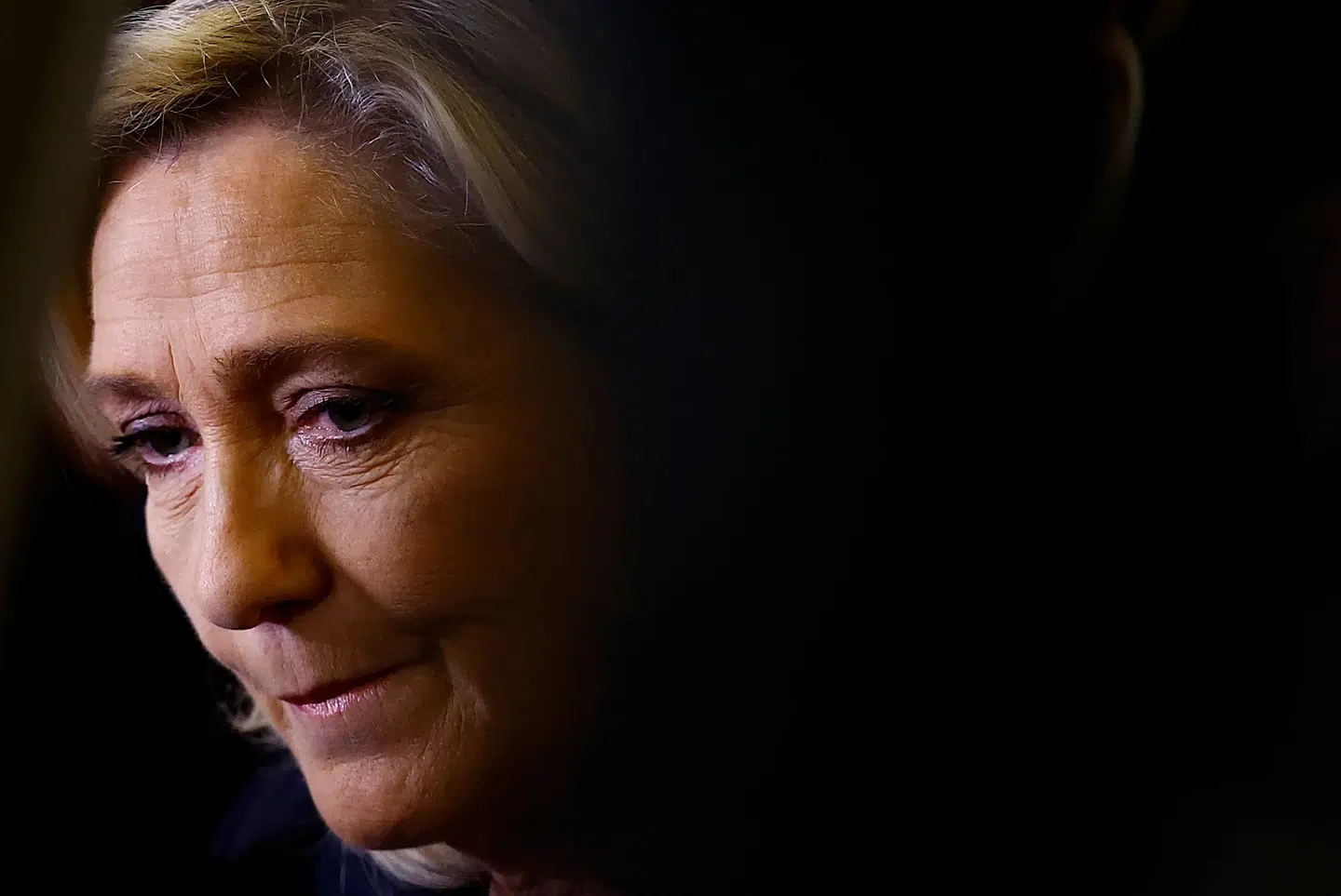 Marine Le Pen taler med journalister efter mandagens dramatiske samling i Nationalforsamlingen. Den højrenationale leder har besluttet at trække tæppet væk under den franske regering. Premierminister Michel Barnier er ikke det eneste mål for hendes vrede.