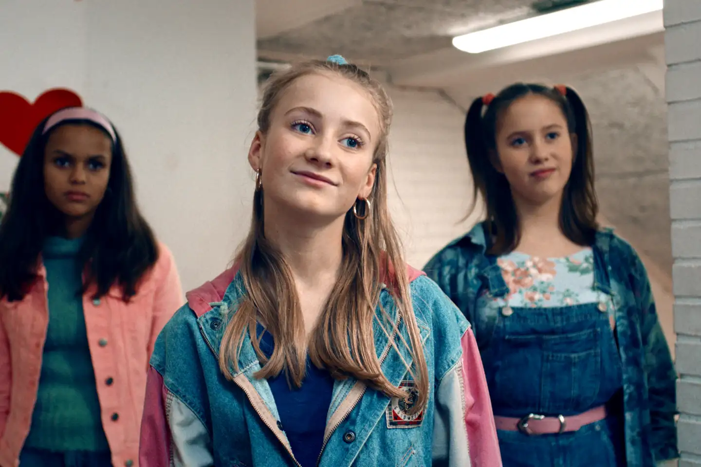 Til højre i billedet ses prinsesse Josephine som rollen Kate i DR's julekalender "Tidsrejsen 2".