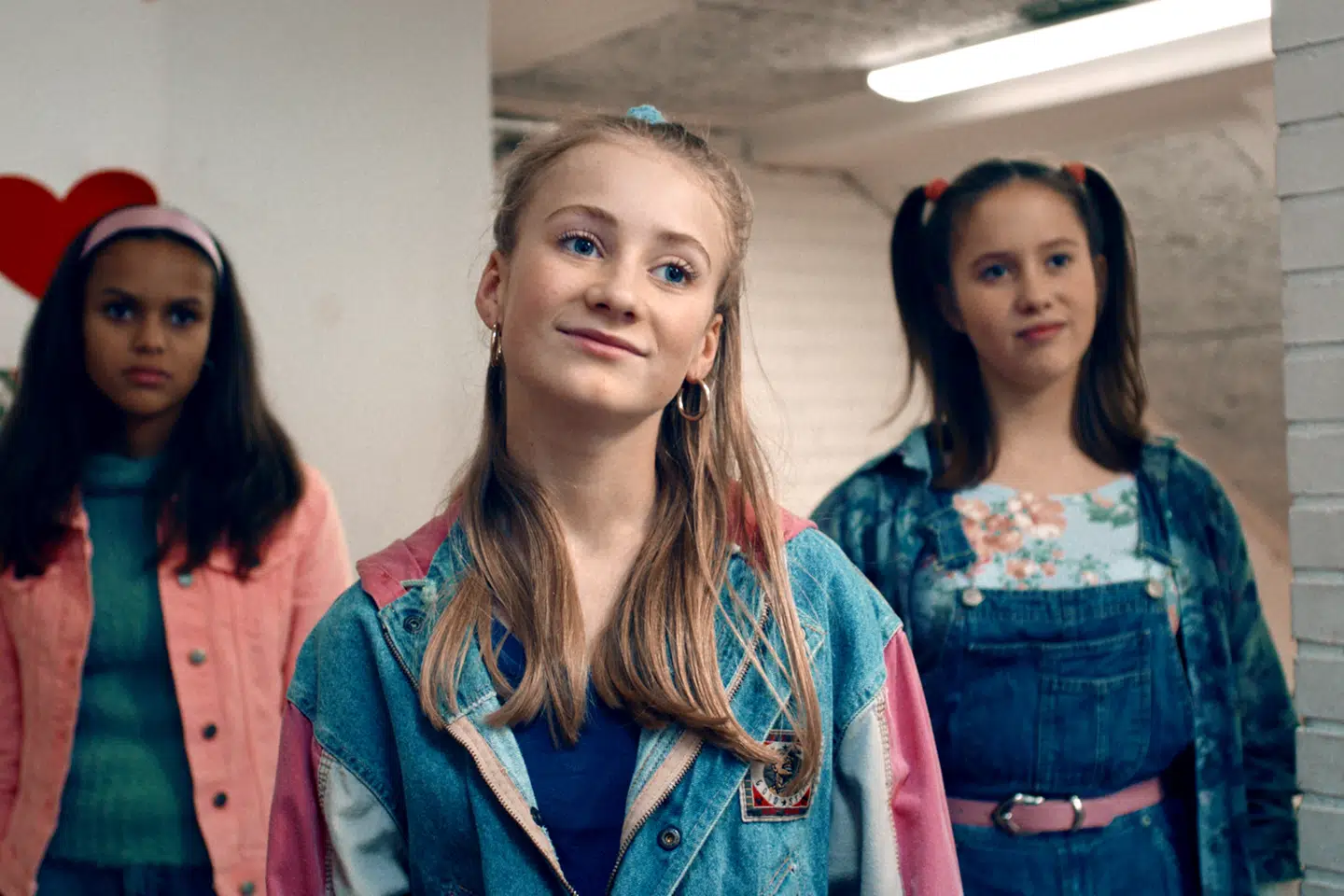 Til højre i billedet ses prinsesse Josephine som rollen Kate i DR's julekalender "Tidsrejsen 2".