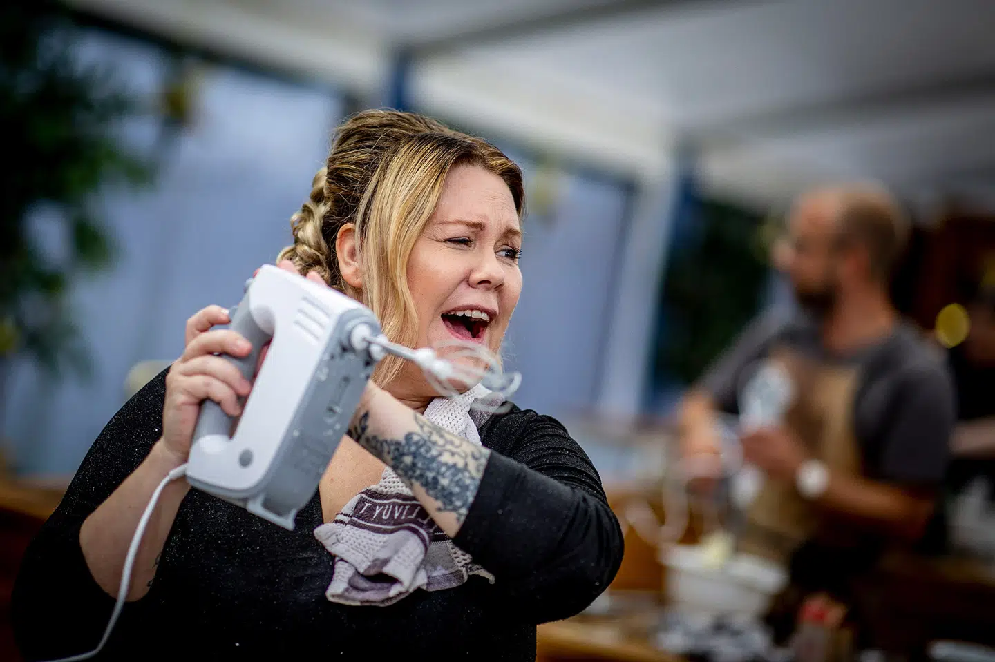 Om det går helt i kage for komikeren Linda P, kan ses i "Den store bagedyst - med stjernestøv" 1. januar. (PR-foto).