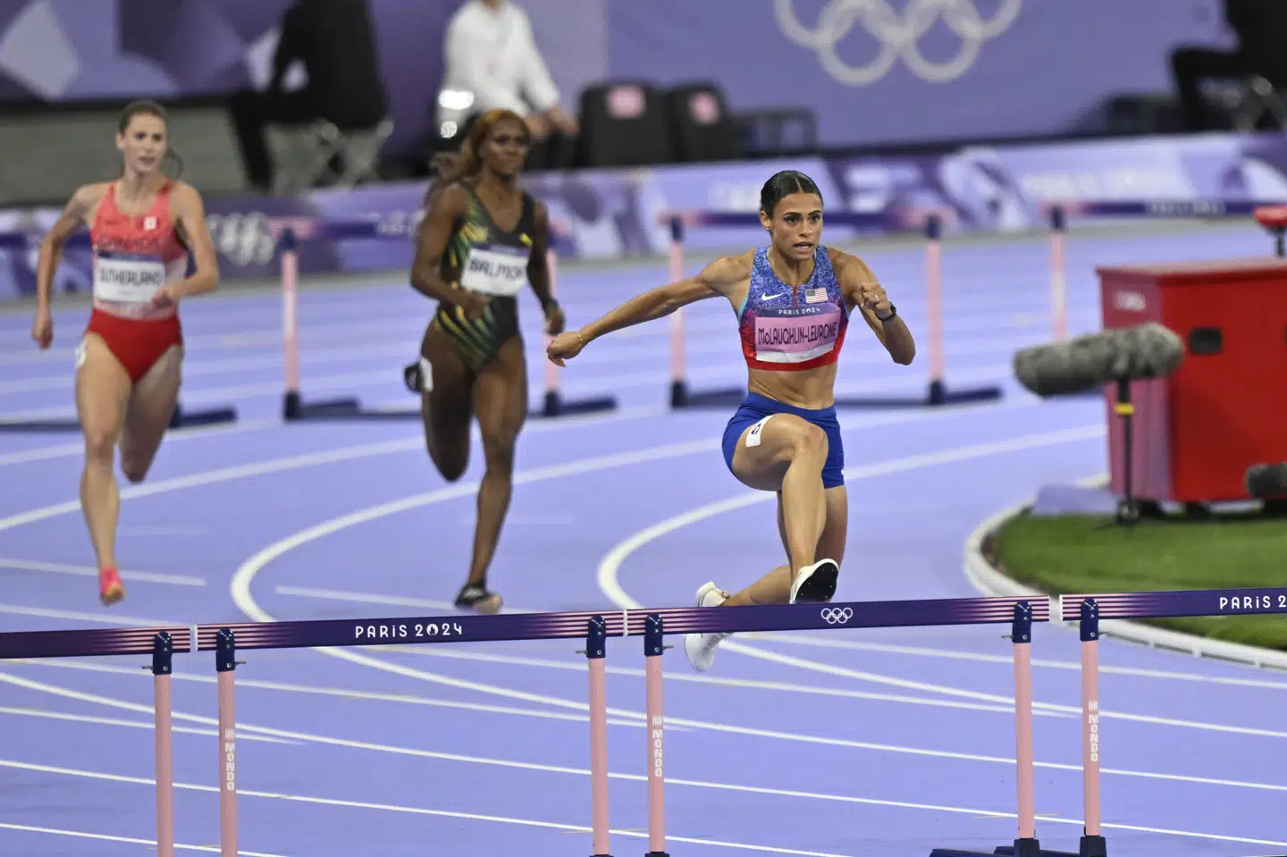 Olympiske mestre i atletik fik en pengepræmie direkte fra Det Internationale Atletikforbund. De flest fik oveni en medaljebonus fra deres nationale olympiske komité.