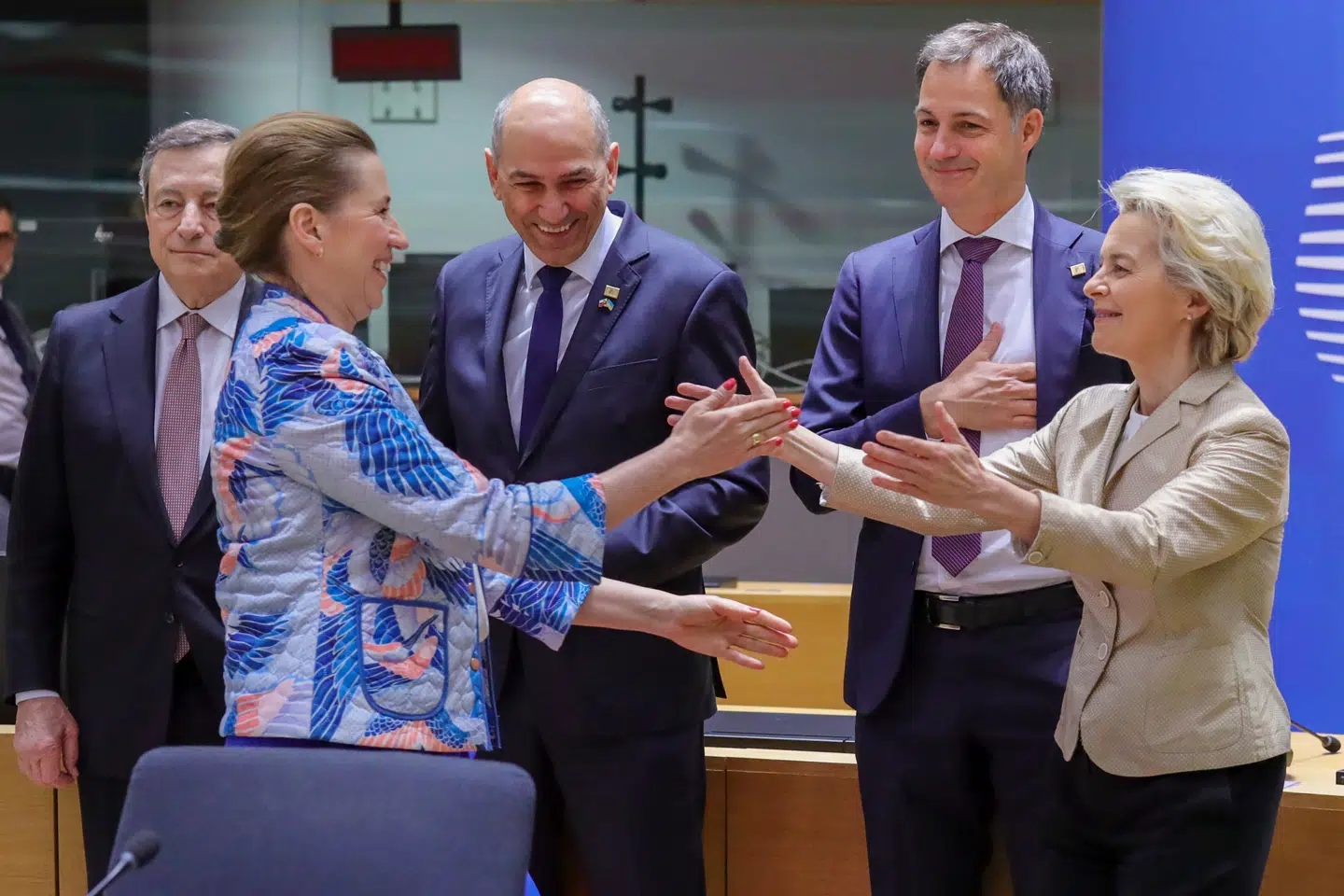 Europa-Kommissionens formand, Ursula van der Leyen, og Danmarks statsminister, Mette Frederiksen (S), var glade for at se hinanden igen i maj 2022. I baggrunden til venstre ses Mario Draghi, mens han stadig var premierminister i Italien. Draghi er forfatter til rapporten om EUs fremtid.