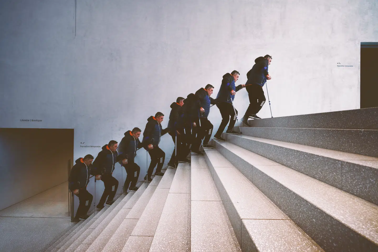 En af forsøgsdeltagerne er Wolfgang Jäger, der sidder i kørestol, men nu kan gå op og ned ad trapper. Foto: Neurorestore