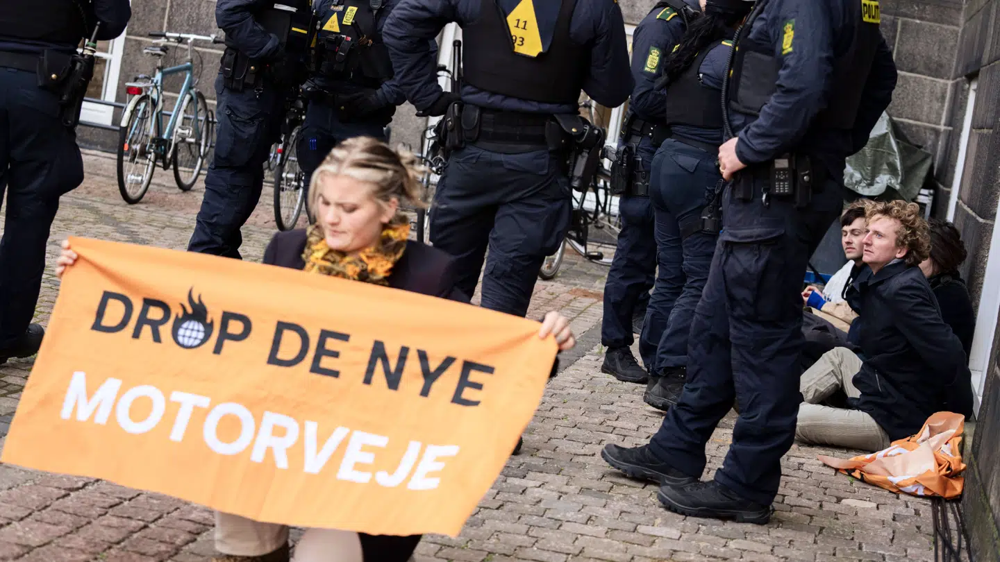 Aktivister fra Nødbremsen tilbageholdes af politiet ved kongeparrets ankomst til Folketingets åbning på Christiansborg i København, tirsdag den 1. oktober 2024.