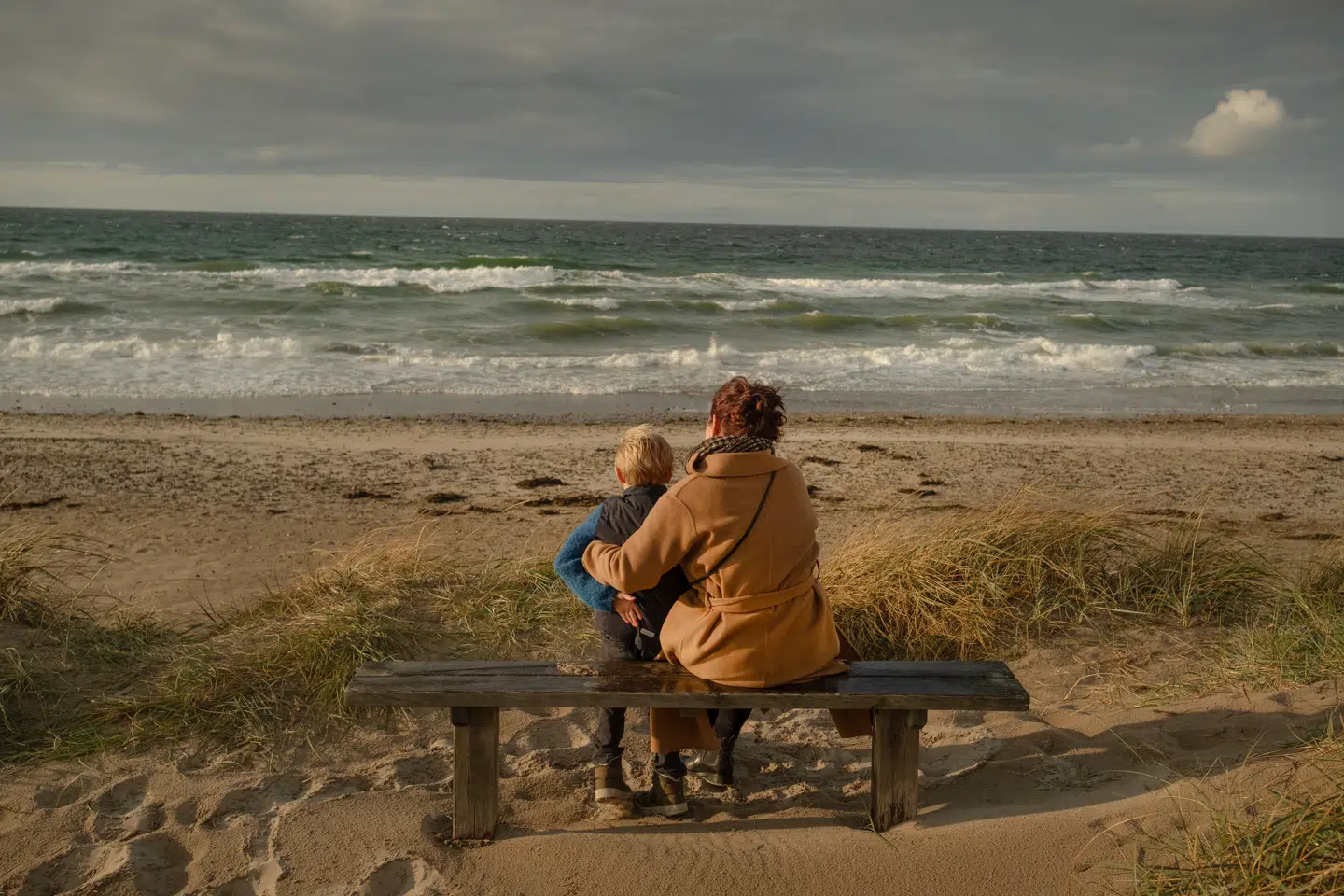 Når en person dør og efterlader sig en ægtefælle, kan den efterlevende ægtefælle vælge at sidde i uskiftet bo. Men hvis der er særbørn, kræver det særbørnenes samtykke.