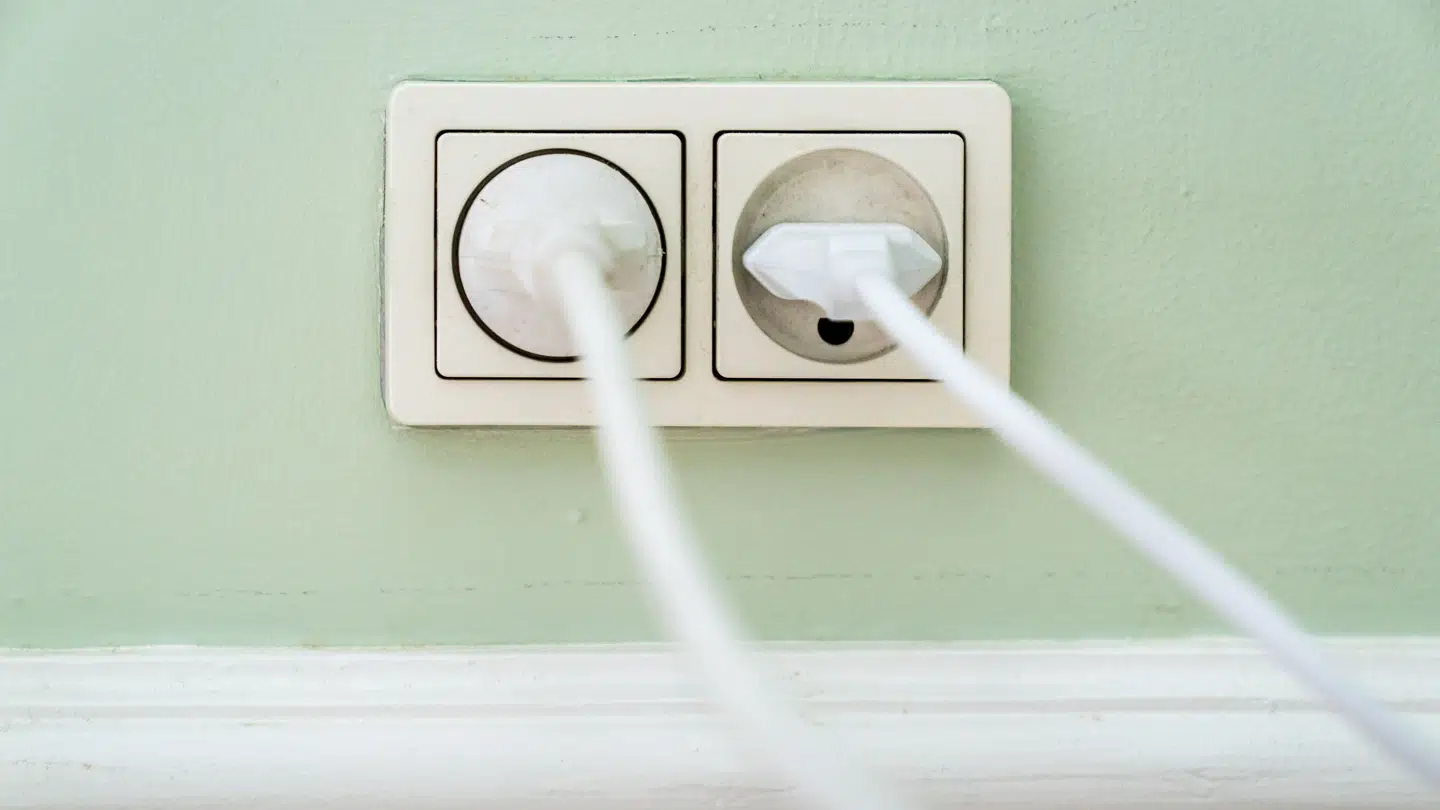 Stikkontakt med ledninger i lejlighed i København tirsdag den 6. september 2022.. (Foto: Ida Marie Odgaard/Ritzau Scanpix)