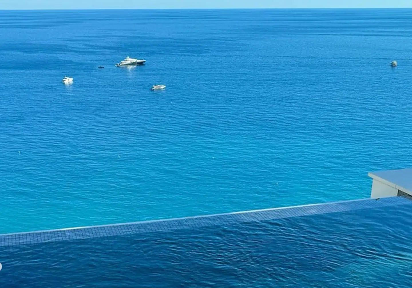 Udsigten fra swimmingpoolen.