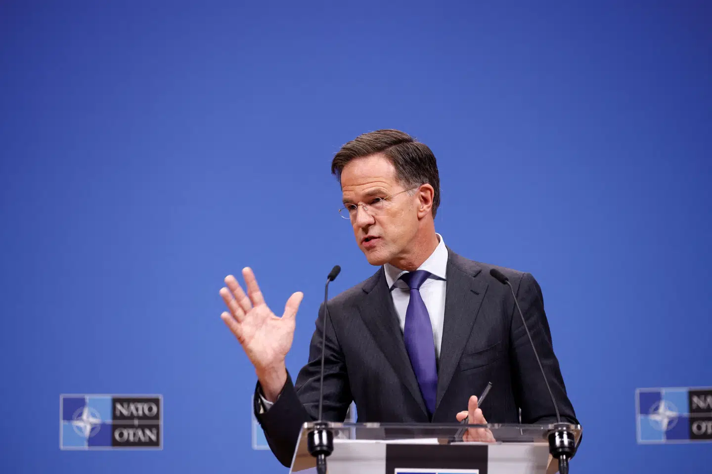 Frem med pengepungen. Det var beskeden fra Natos generalsekretær, Mark Rutte, til Natos medlemslande. Den nuværende målsætning om at bruge to procent af landenes bruttonationalprodukt på forsvar er ikke nok, mener Rutte.