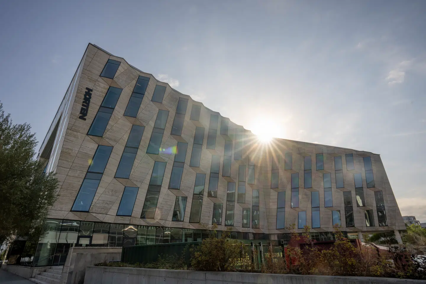 Advokatfirmaet Horten med hovedsæde i Hellerup er ramt af noget, der minder om en nedsmeltning: Kunder trækker sig, flere profiler er stoppet, og nye møgsager bliver ved med at dukke op.