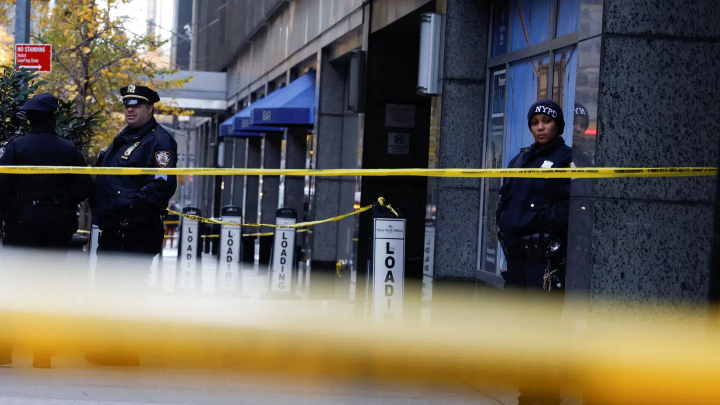 Politiet er talstærkt til stede på Manhattan efter drabet på en direktør.