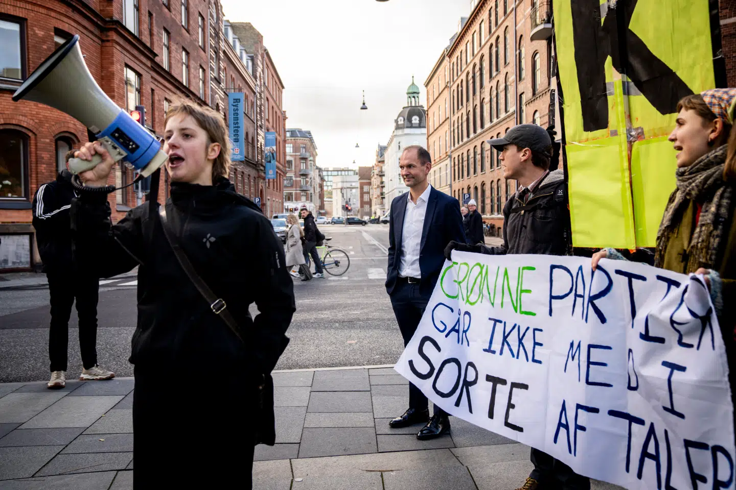 »Den nye landbrugsaftale er vedtaget af Danmarks mest magtfulde lobbyister,« skriver Bjørk Bloch-Rose og Signe Vanggaard Støttrup. Her taler Jeppe Bruus (S) med demonstranter efter et pressemøde med præsentation af en politisk aftale om Den Grønne Trepart 18. november 2024.
