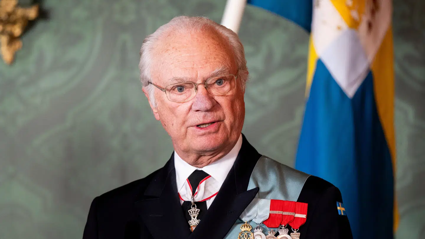 Den svenske konge er i sorg over sin søsters død.