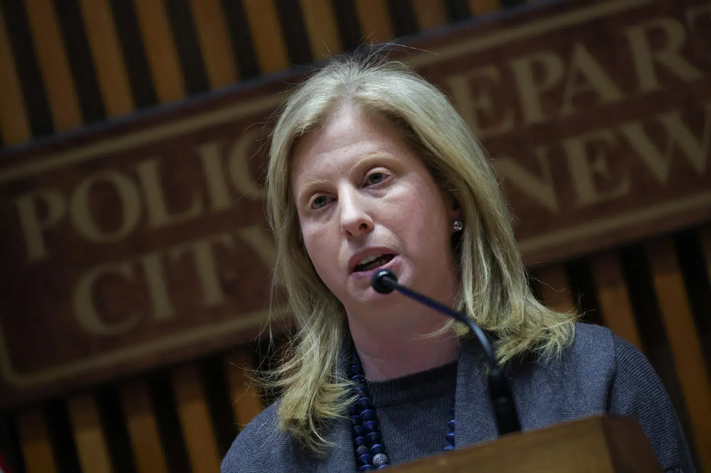 Amerikansk politi holder pressemøde efter skuddrab på direktør.