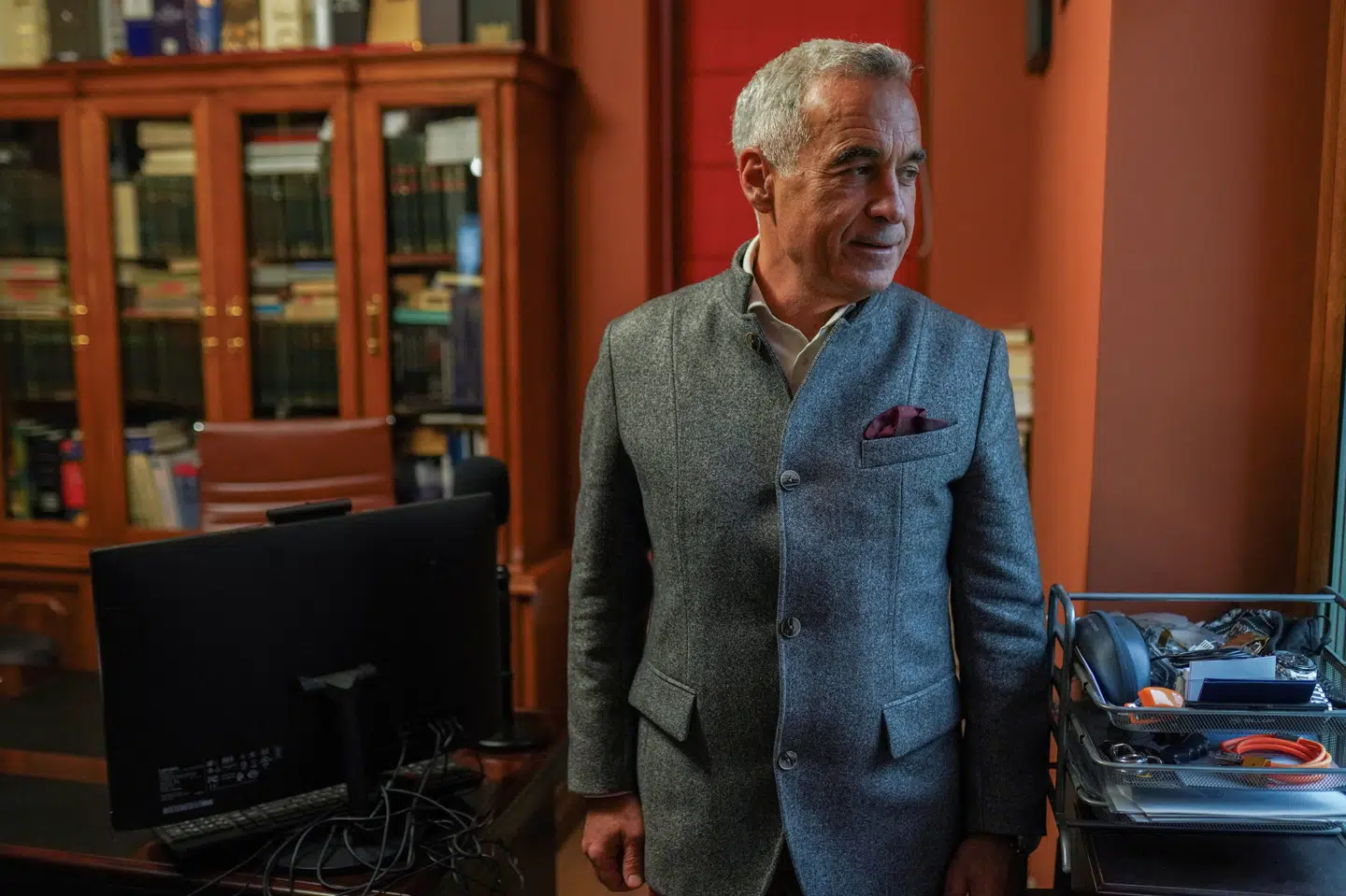 Den uafhængige rumænske præsidentkandidat Calin Georgescu stiller op til et billede efter interview med nyhedsbureauet Reuters.