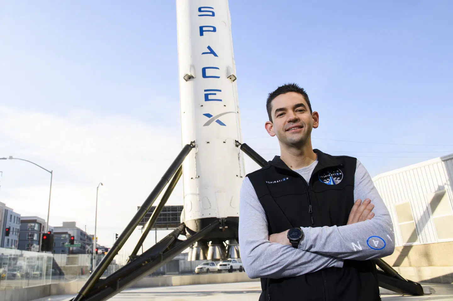 Jared Isaacman ses her i 2021 foran SpaceX-raket. (Arkivfoto).