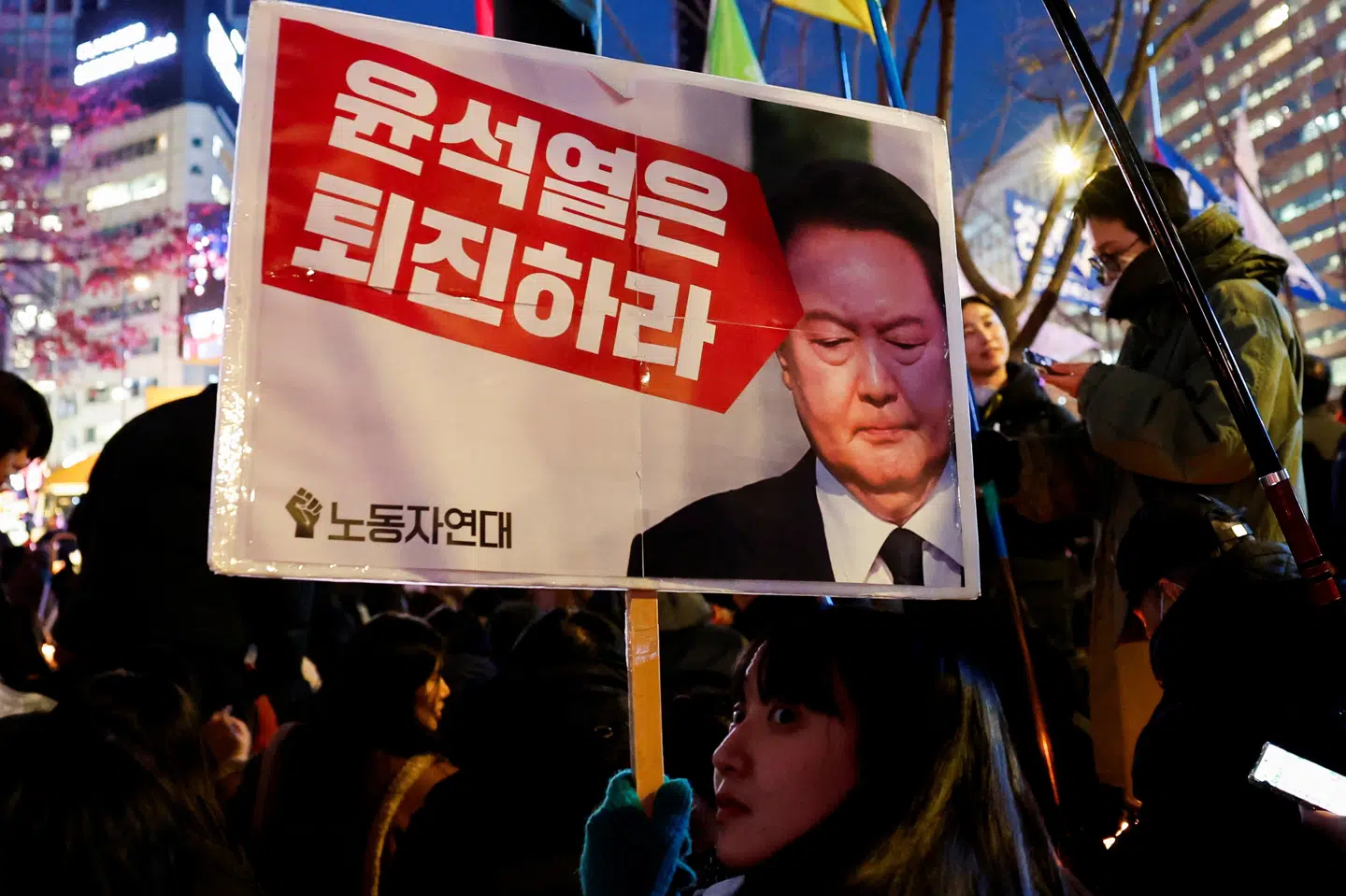 I kølvandet på præsident Yoon Suk-yeols overraskende erklæring om militær undtagelsestilstand demonstrerede sydkoreanere onsdag for hans fratrædelse.