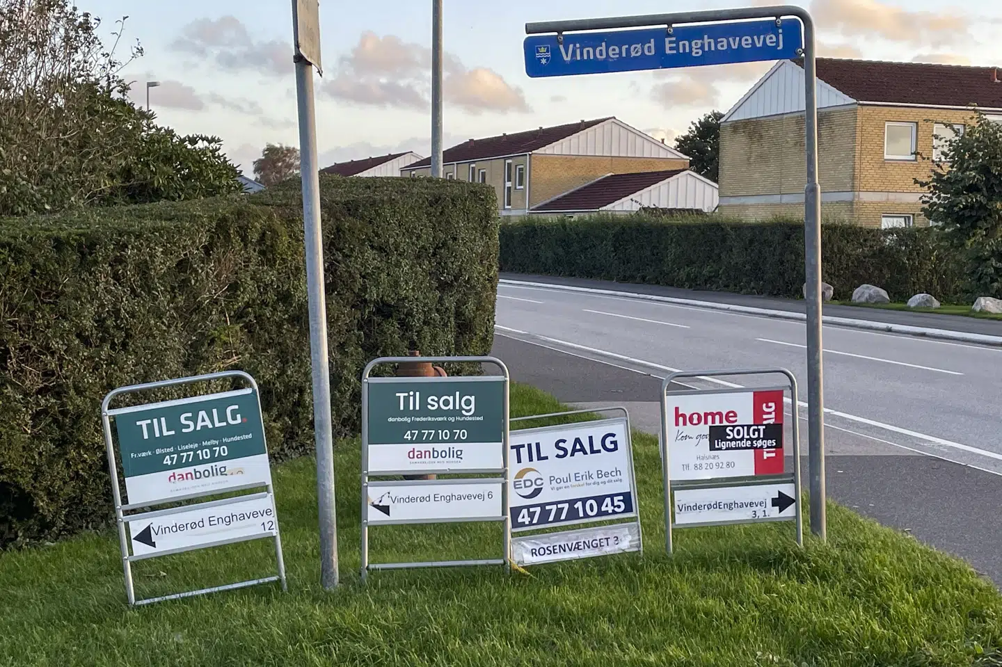 Der er fortsat masser af til salg-skilte ude i det danske land, selv om boligudbuddet er svundet lidt den seneste måned. (Arkivfoto).