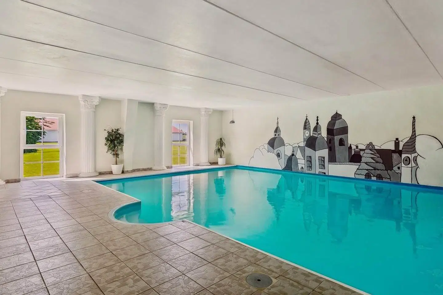 Her ses slottets indendørs swimmingpool.