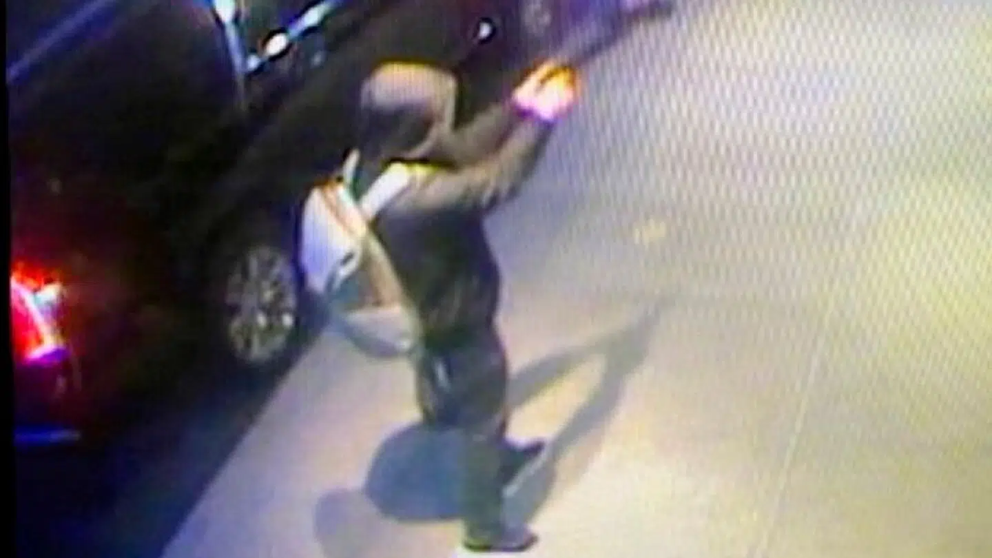 NYPD har frigivet dette overvågningsbillede af gerningsmanden. Billedet er taget netop idet manden skød og dræbte sygekassedirektøren Brian Thompson på åben gade i New York.