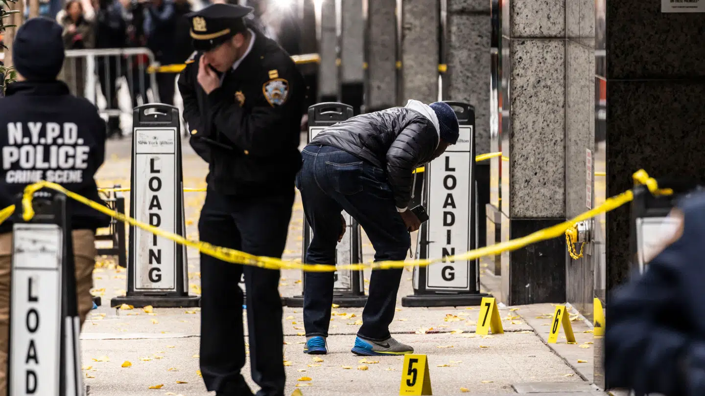 Politiet leder efter spor på gerningsstedet.