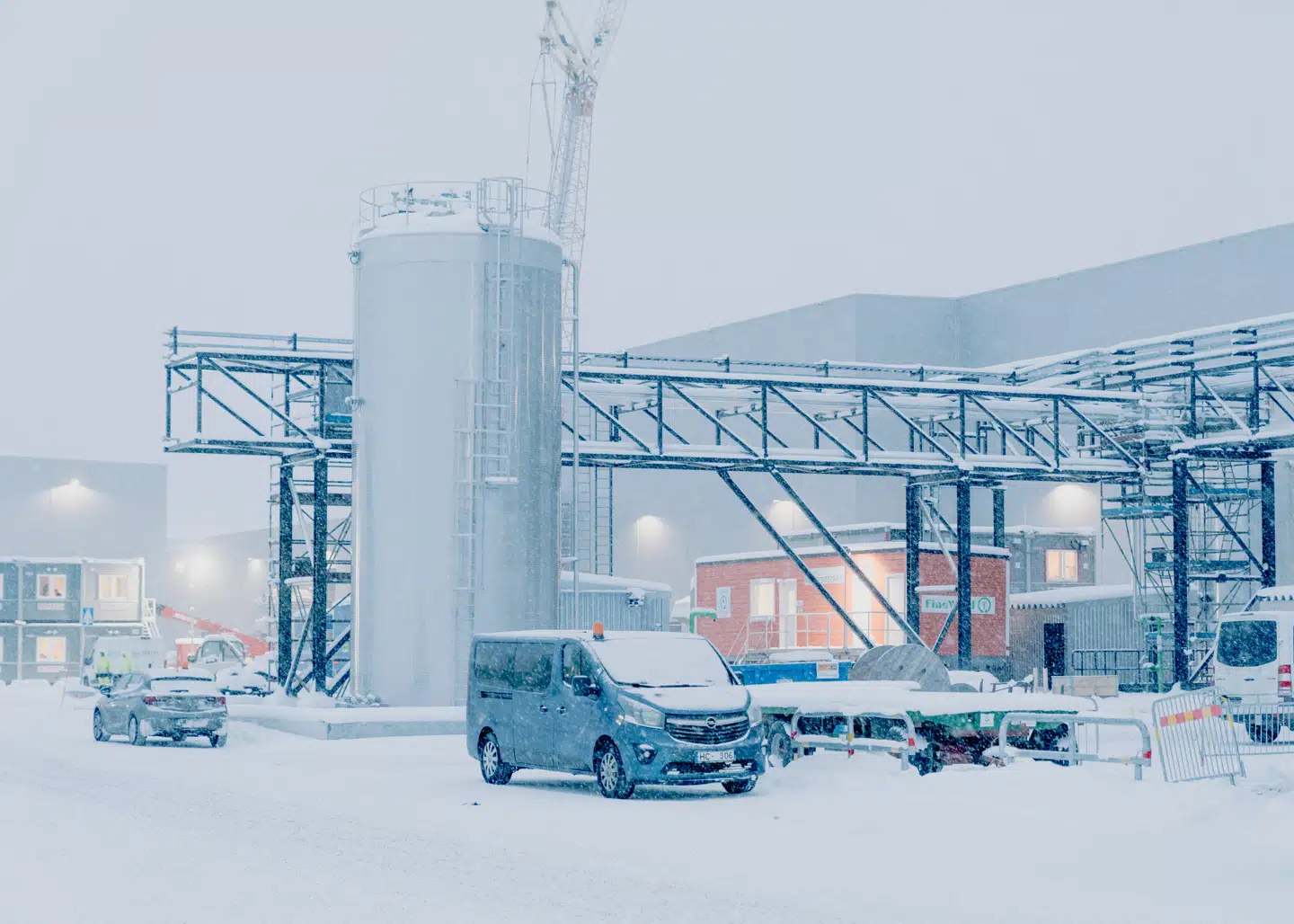 På fabrikken Northvolt Ett i den nordsvenske by Skellefteå produceres der batterier til elbiler, men problemer med produktionen truer den store, svenske satsnings liv.
