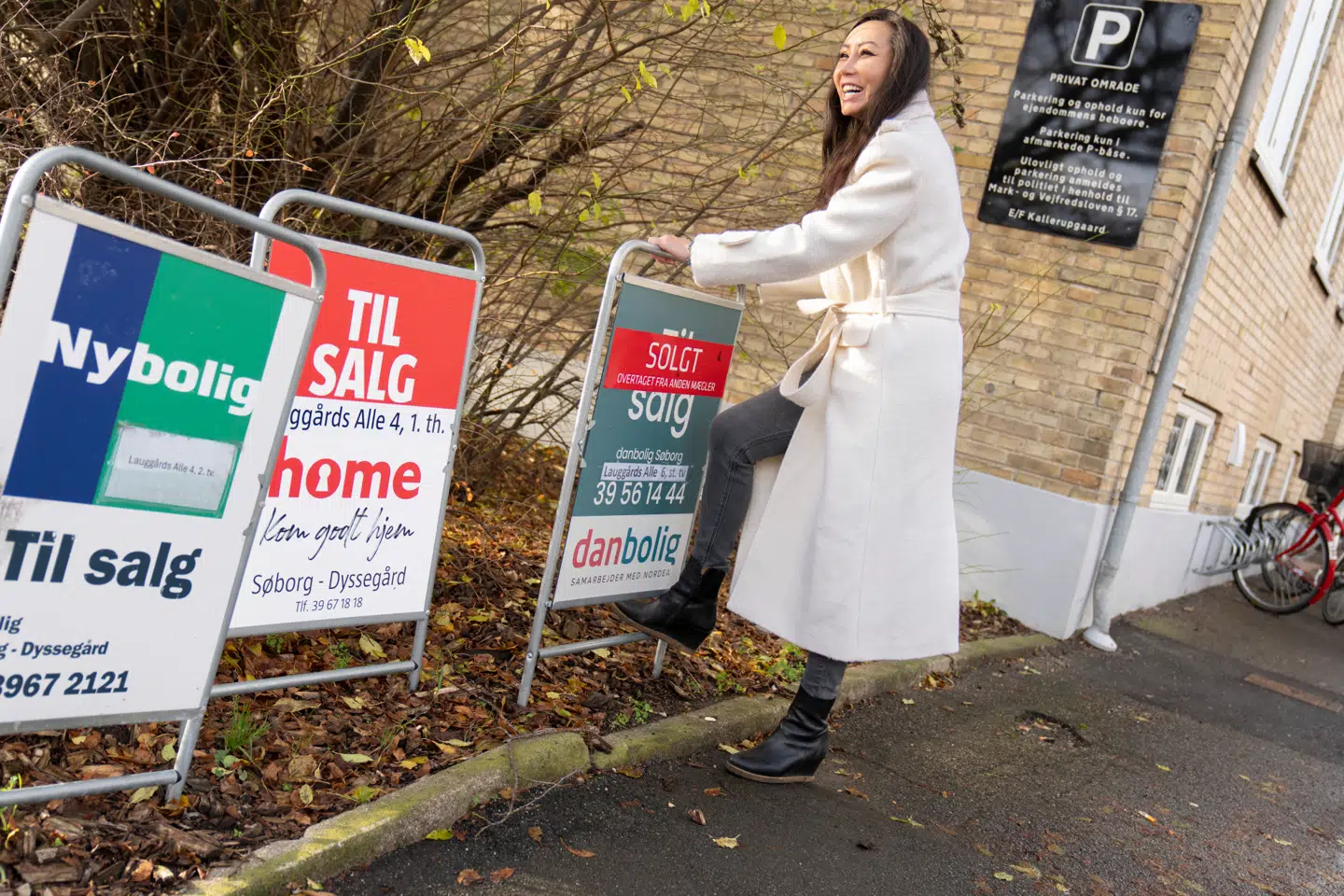 Ejendomsmægler hos Danbolig Hong Nhat Than opsætter skilt i Søborg onsdag den 4. december 2024. (Foto: Thomas Traasdahl/Scanpix 2024)