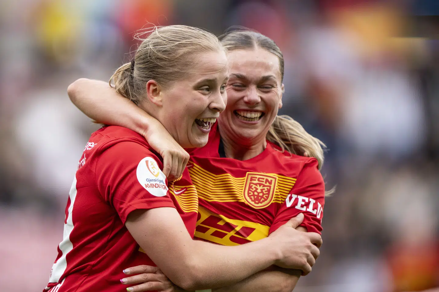 Kvindelige danske fodboldspillere kan se frem til bedre minimumlønninger i en ny aftale, der træder i kraft næste år.