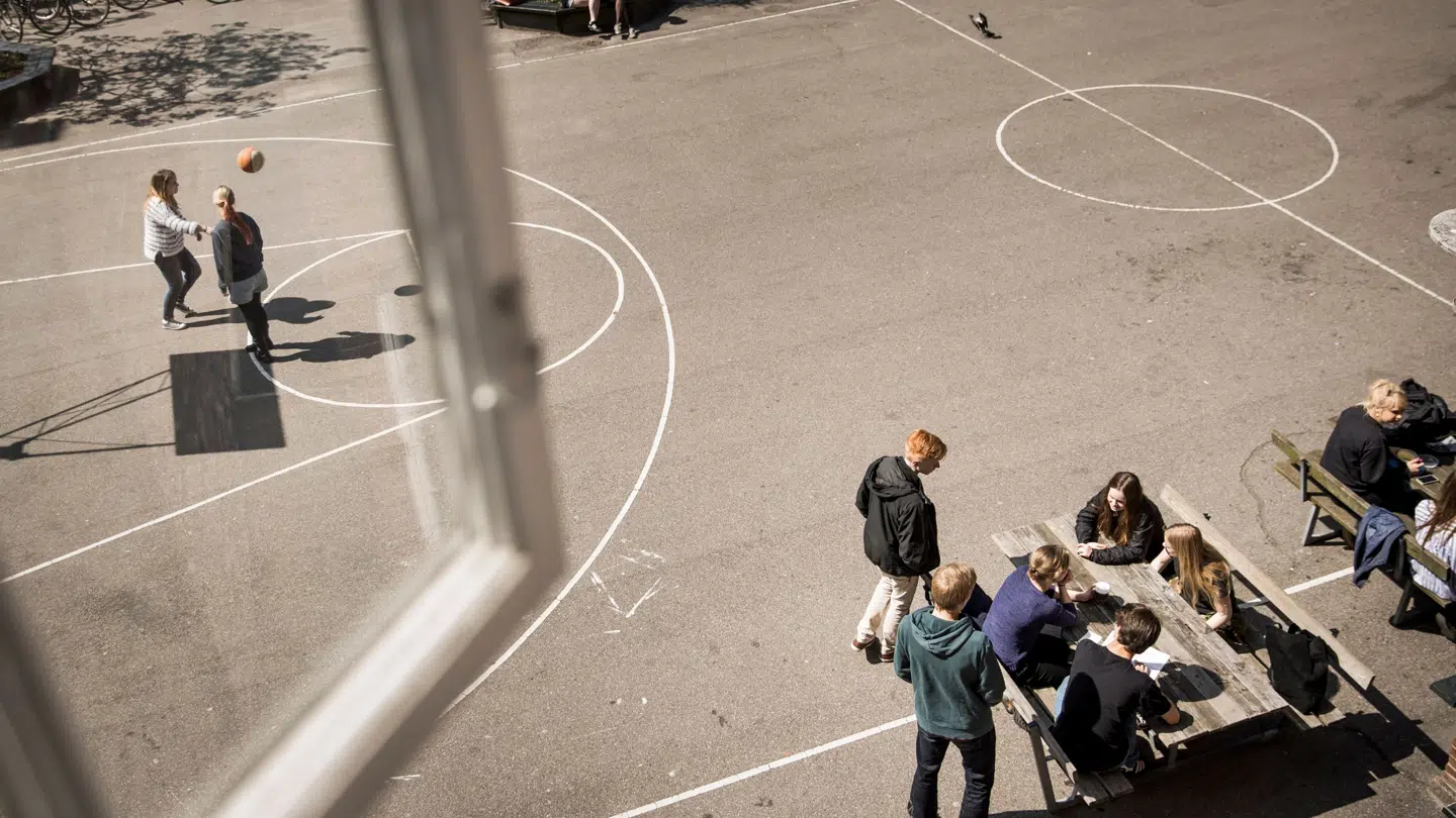 (ARKIV) Frikvarter i skolegården på Christianshavns Gymnasium, den 20. maj 2014. Alle parter skal stå sammen, hvis mobbekulturen i skolen skal ændres. Store organisationer står bag et fælles projekt, der nu rulles ud til alle skoler. Det skriver Ritzau, mandag den 5. oktober 2020.. (Foto: Thomas Lekfeldt/Ritzau Scanpix)