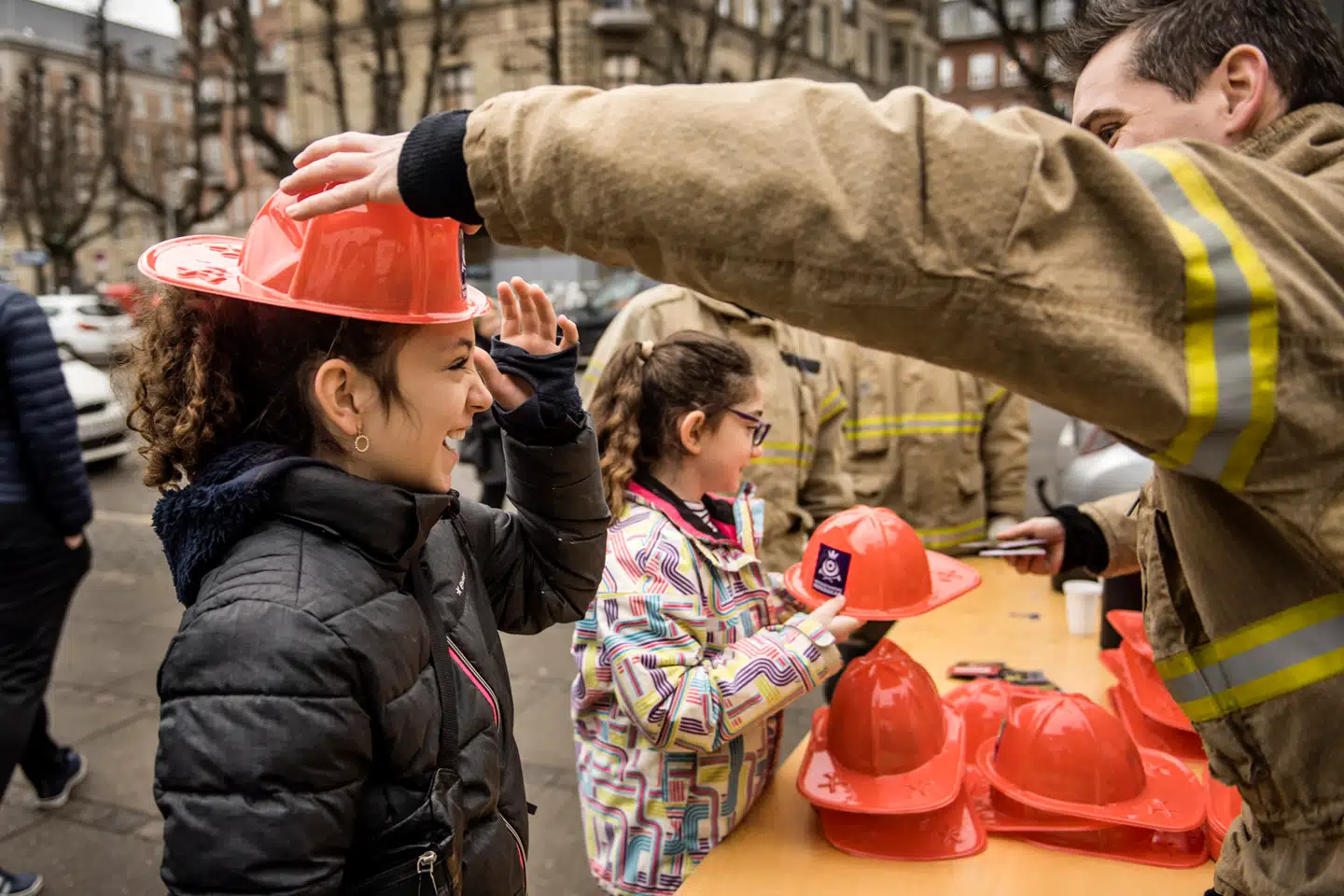 »Det er ikke fair, at mennesker, som i en periode i deres liv har svære kår, skal bære etiketten udsatte. De, der søger julehjælp, er modige mennesker, som tør tage imod hjælp,« skriver Gitte Jørgensen. Her deles julehjælp ud hos Frelsens Hær i København i 2017.