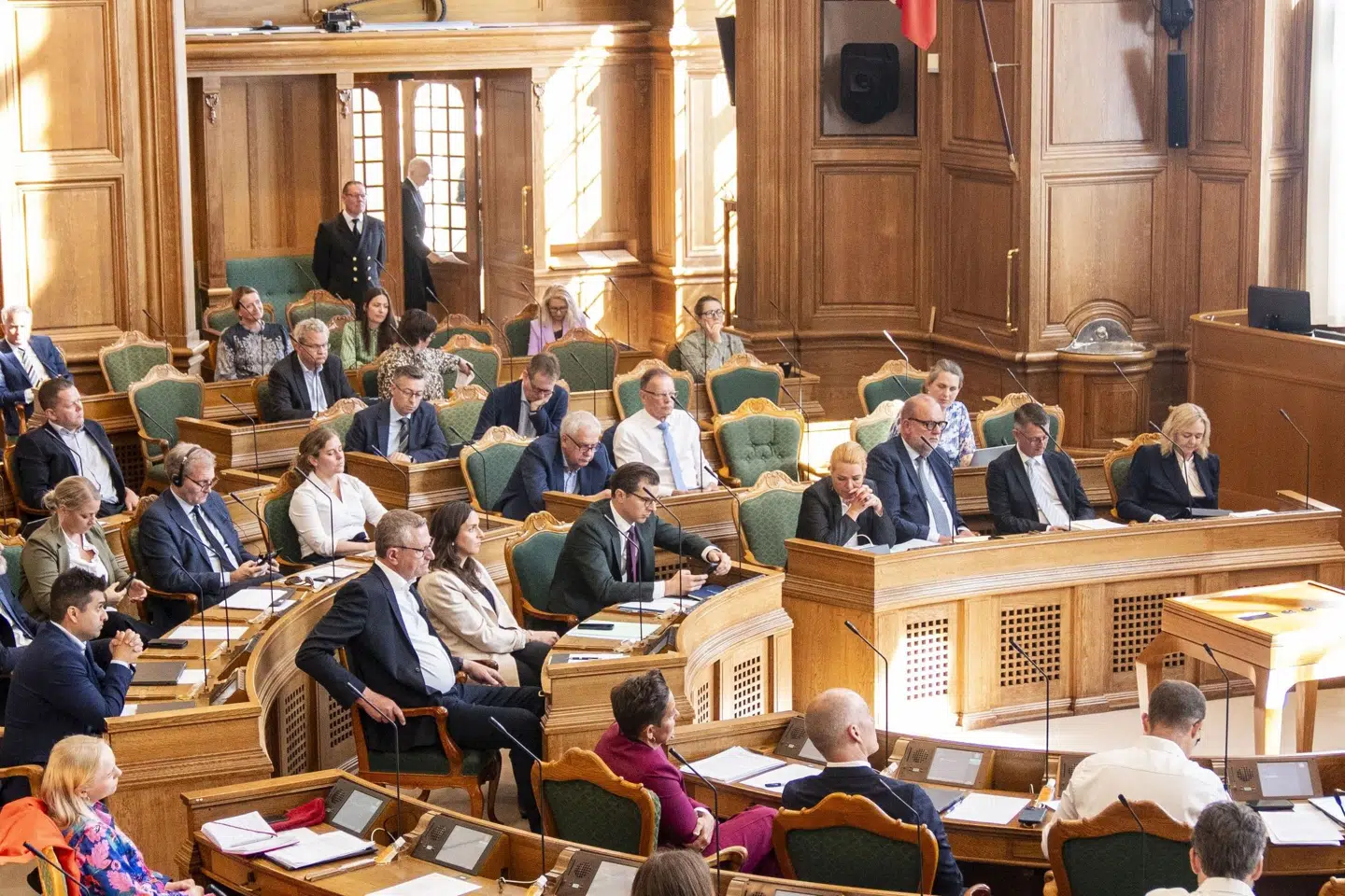 Politikeres brug af sociale medier tager tid fra lovgivningsproces ...