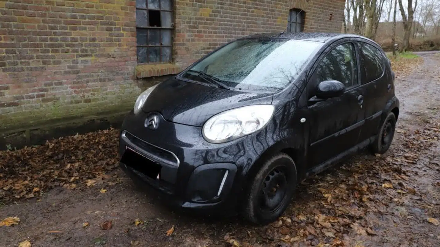 Det er en bil magen til denne, som politiet efterlyser overvågning af.