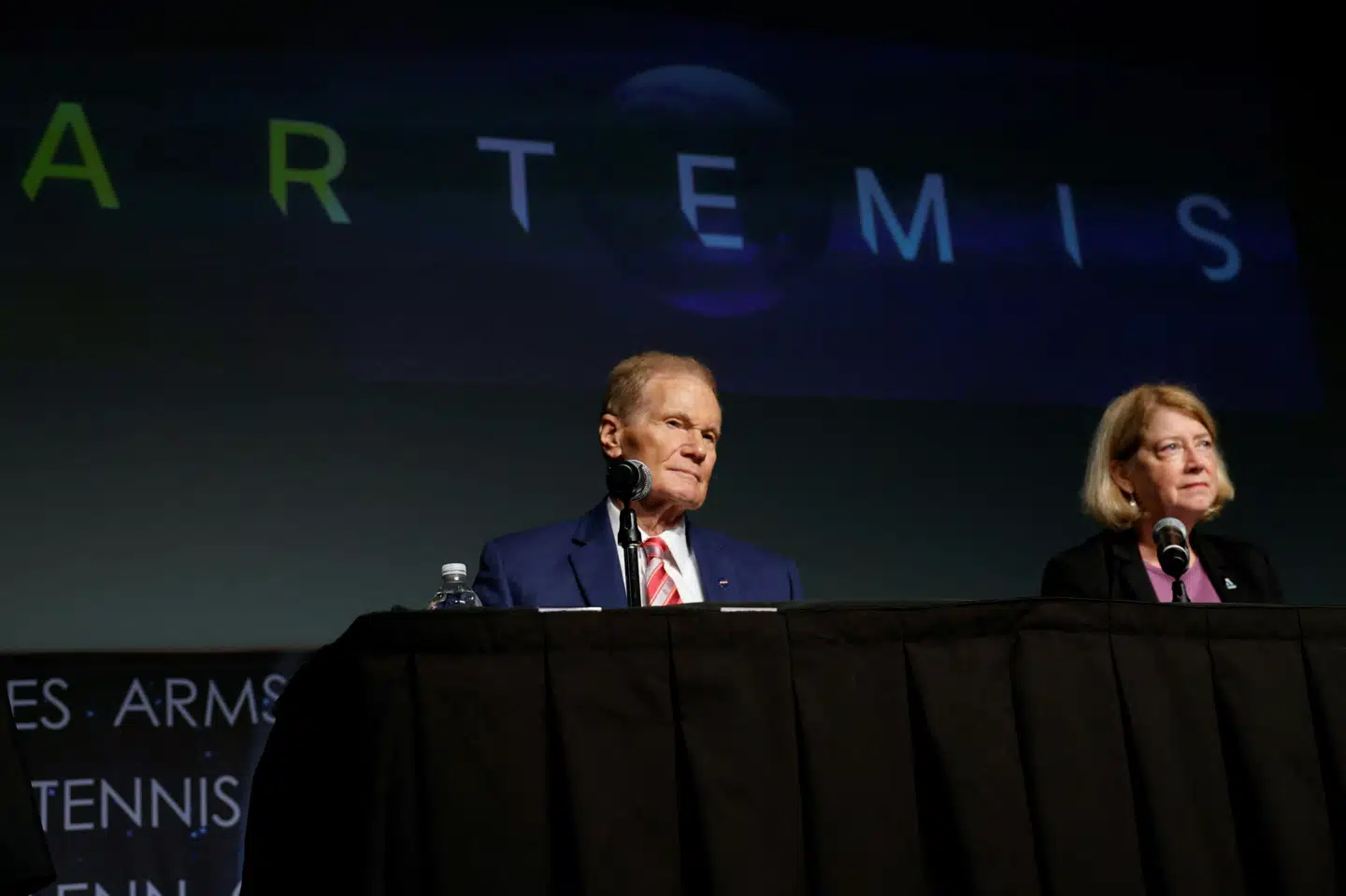 Nasa-chefen, Bill Nelson, oplyser, at Artemis-programmet med en bemandet flyvning rundt om Månen udskydes med endnu et år.