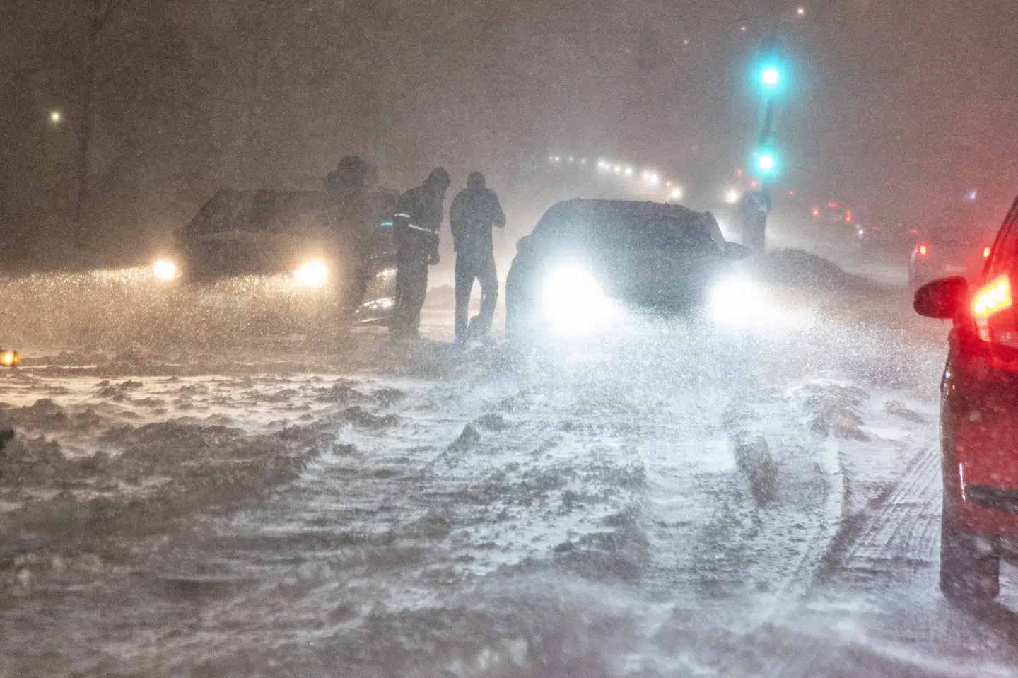 Fremover skal bilisterne have "egnede" dæk på, når det eksempelvis sneer, mener regeringen, og det vil sige vinterdæk. (Arkivfoto).