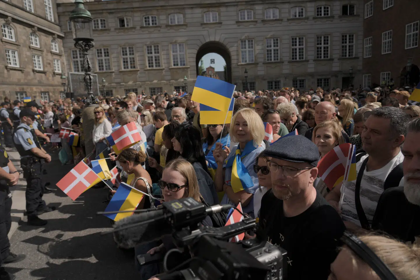 Mange mødte op ved Christiansborg, da Ukraines præsident Volodymyr Zelenskyj besøgte Folketinget i august 2023.