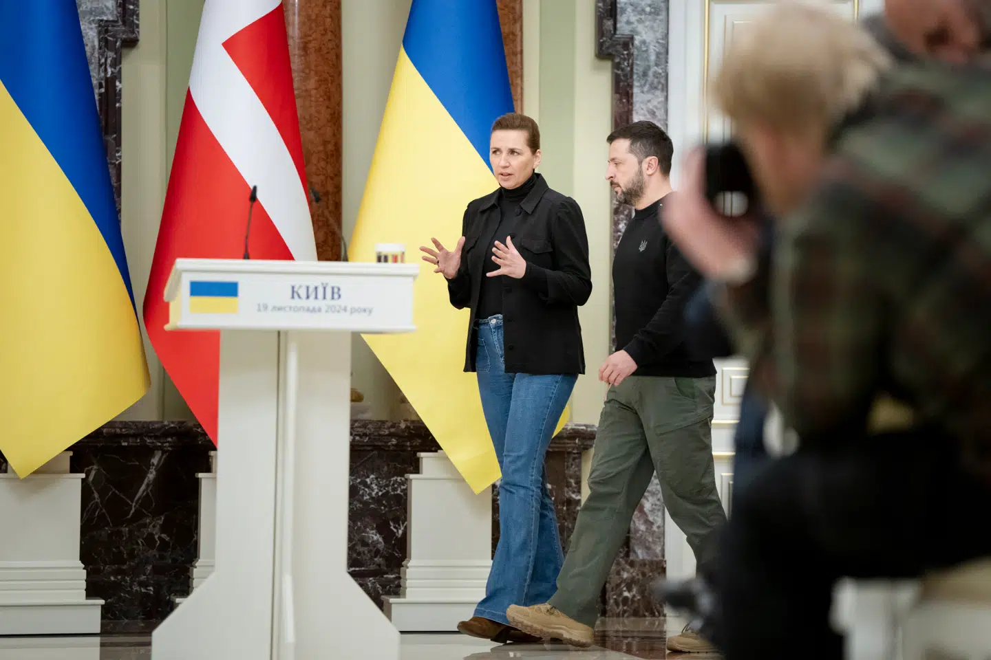 Statsminister Mette Frederiksen (S) holder pressemøde sammen med Ukraines præsident, Volodymyr Zelenskyj, i præsidentpaladset i Kyiv i forbindelse med sit seneste Ukraine-besøg i november. Mette Frederiksen har stået for en proukrainsk linje siden Ruslands invasion 24. februar 2022.