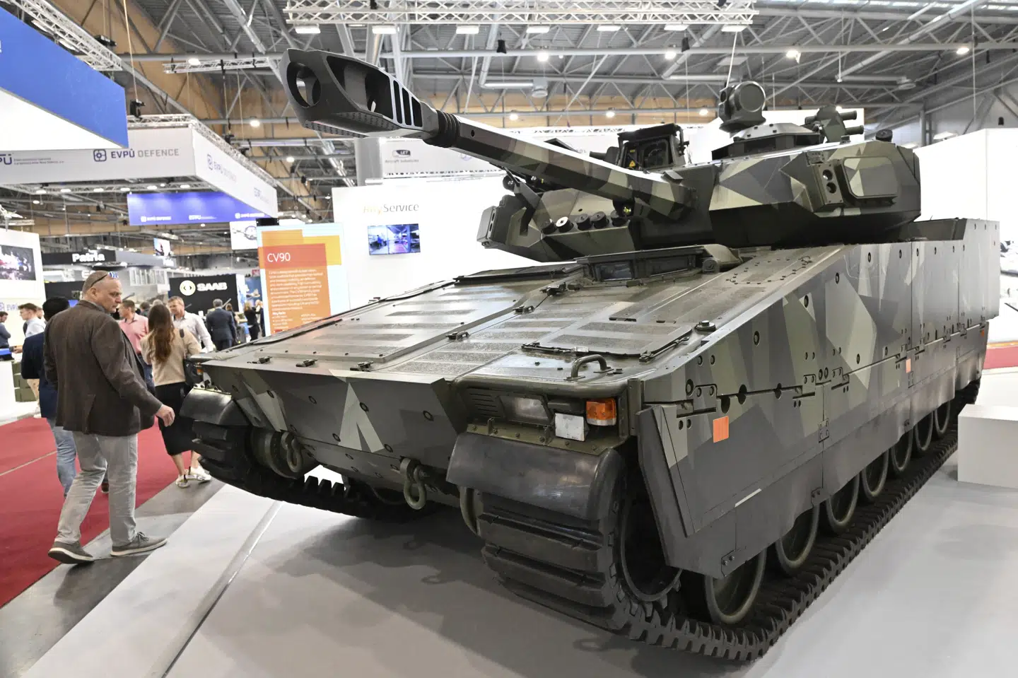 Forsvaret vil fredag indgå aftale om køb af 115 svenske infanterikampkøretøjer af modellen CV90 for ti milliarder kroner.