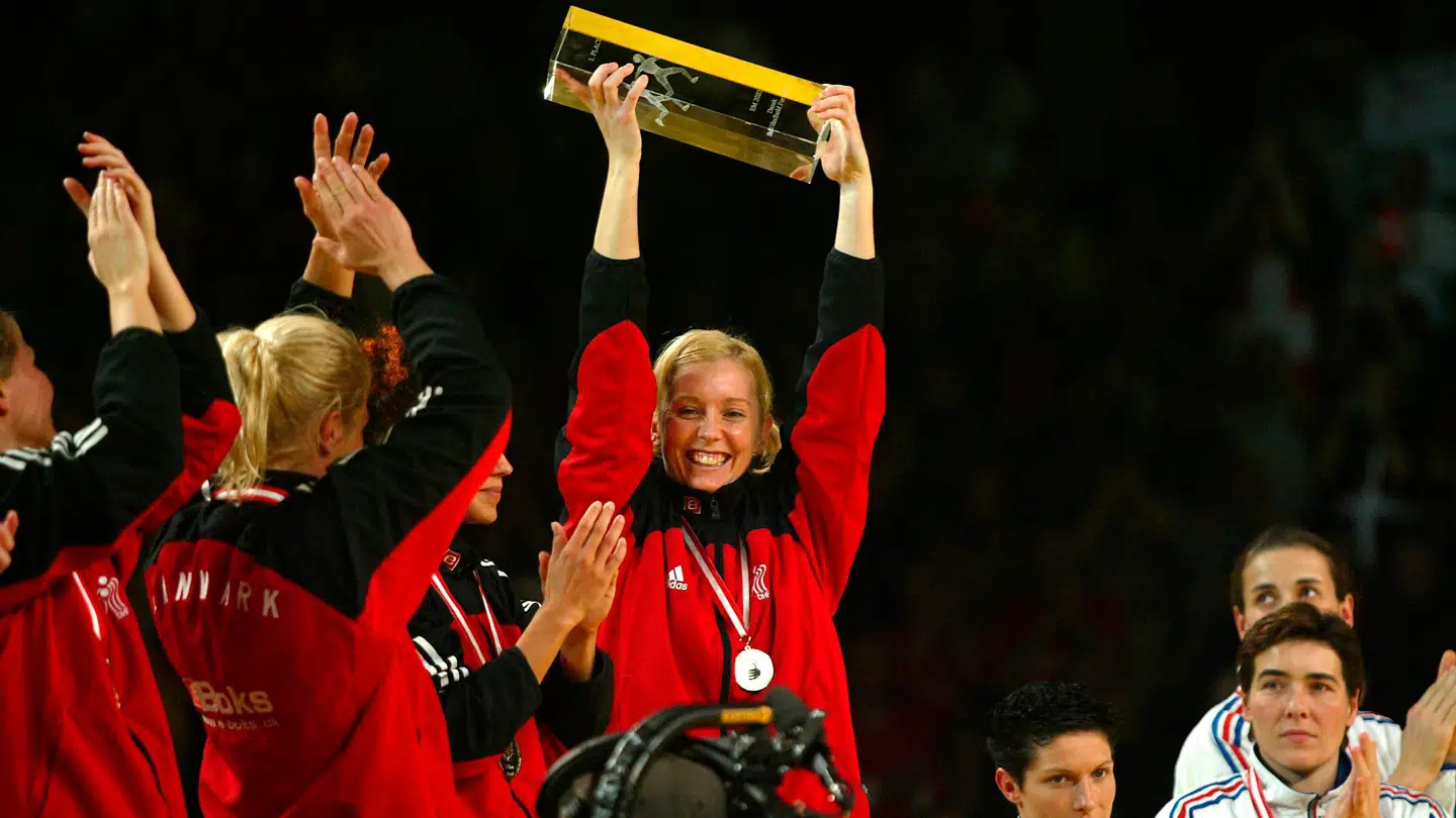 De danske guldvindere ved EM i håndbold. Her er det Mette Vestergaard med pokalen i 2002.